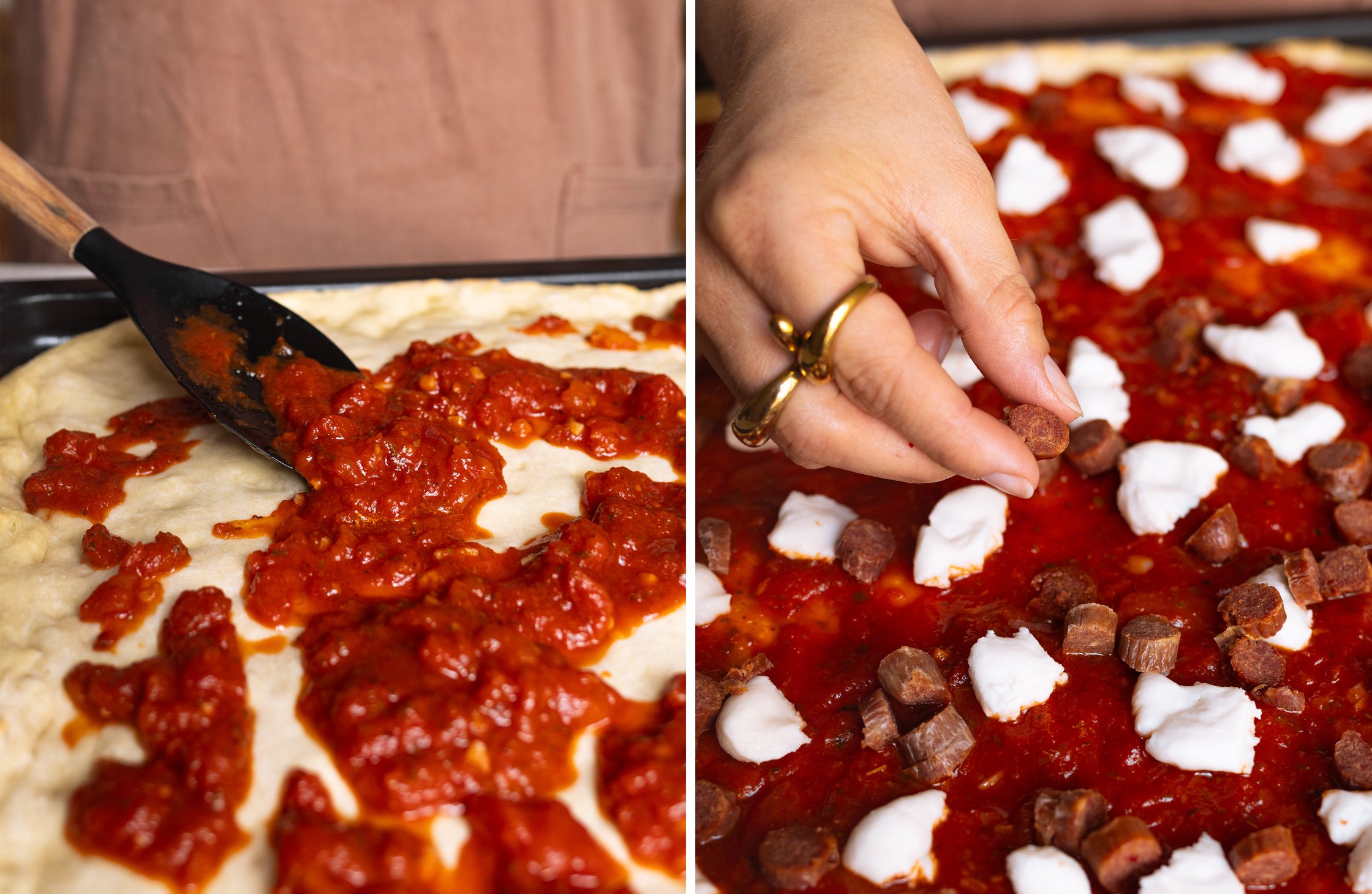 Zweigeteiltes Bild - Links: Tomatensoße wird auf dem Pizzaboden auf dem Blech verteilt. Rechts: Vegane Mozarella wird auf der