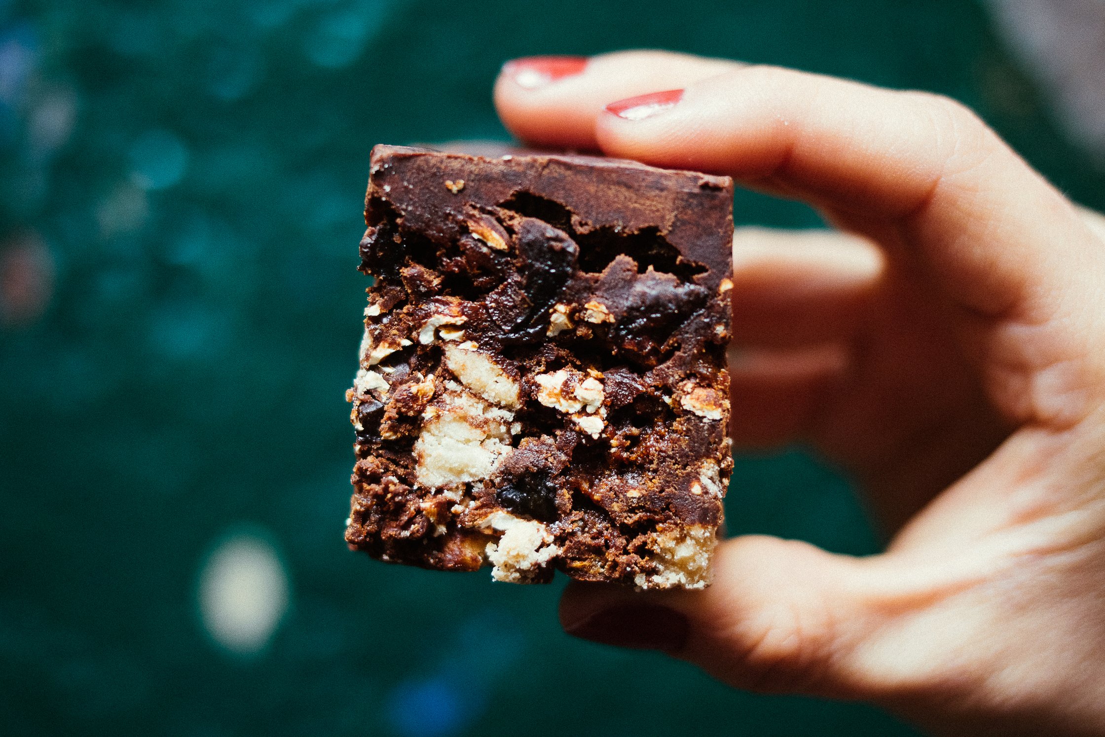 eine Hand hält ein Stück Schokoladen Fudge in der Hand