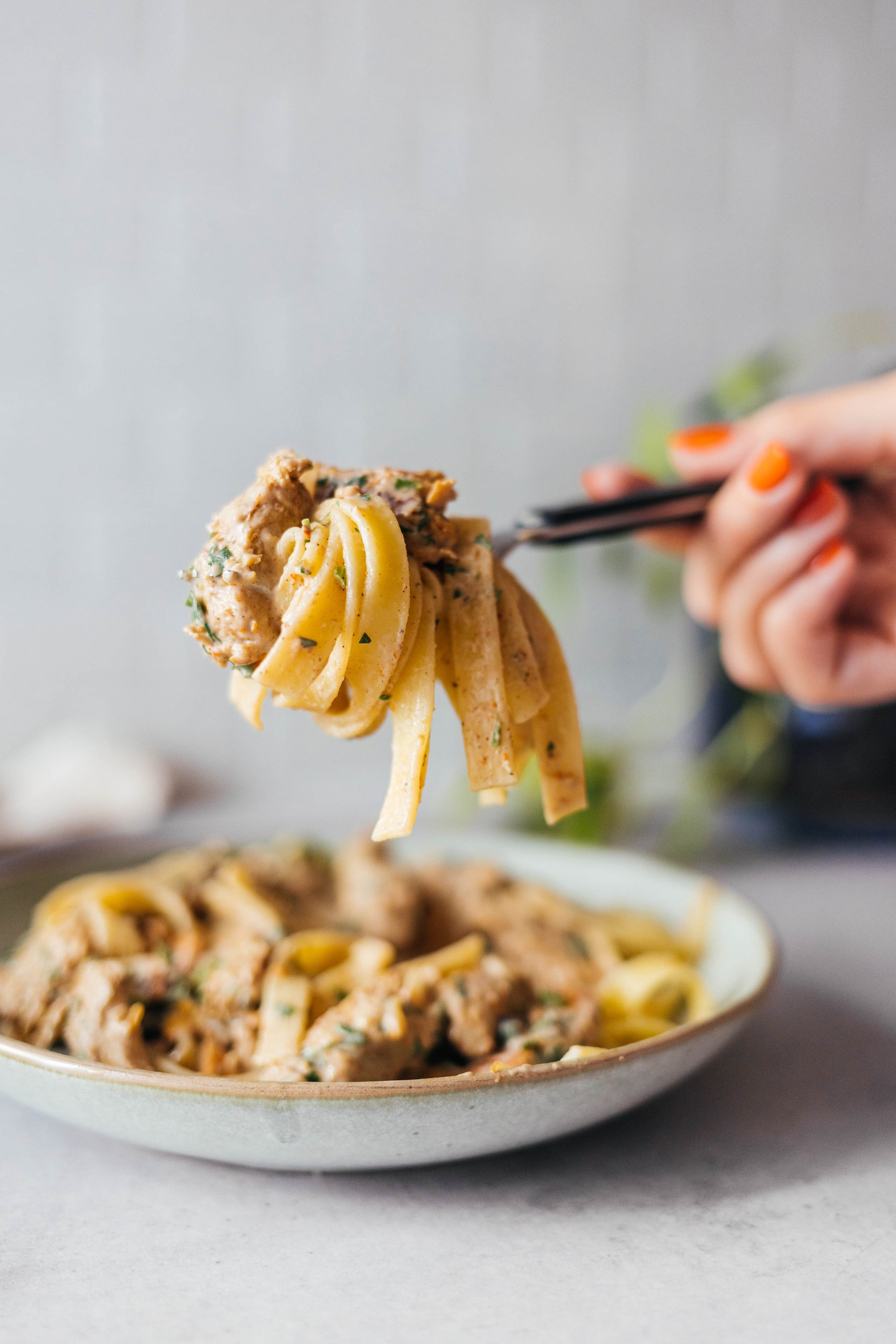 eine Gabel mit Bandnudeln in veganer Sahnesoße