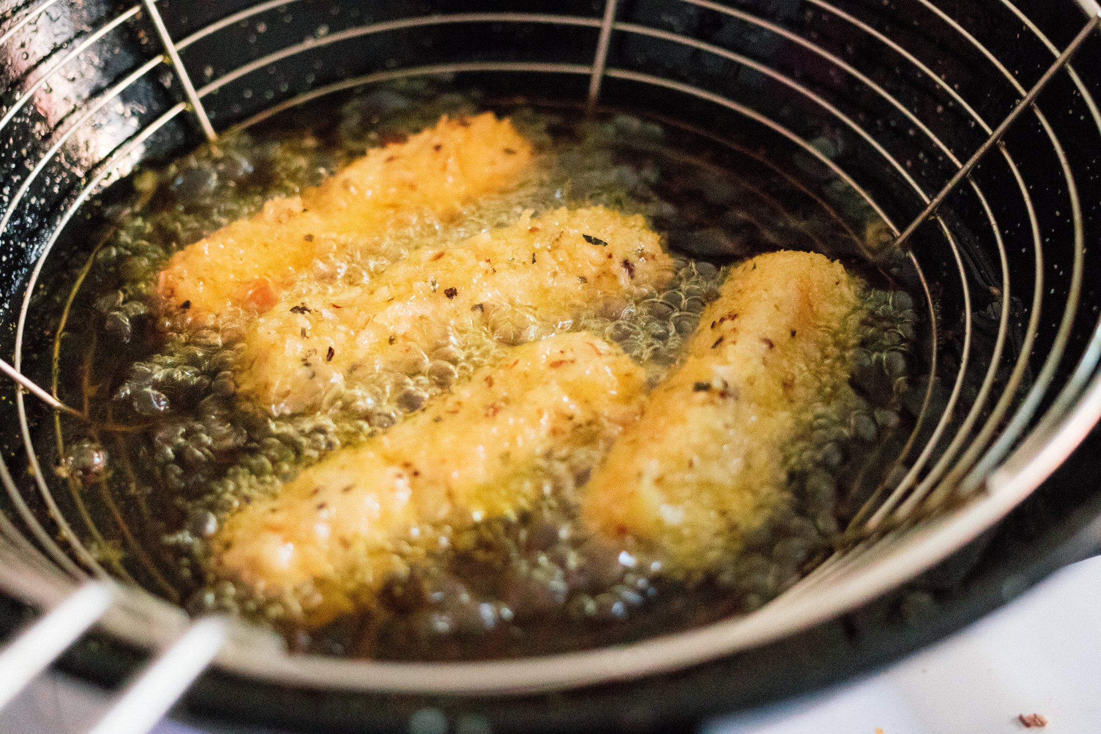 vegane mozzarellasticks werden im fett ausgebacken