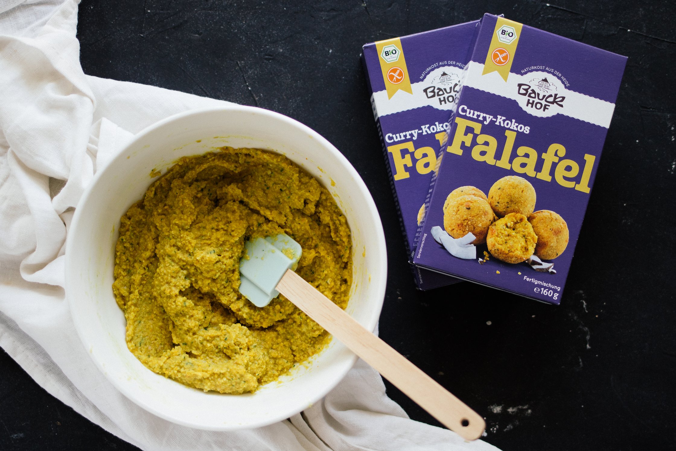 vegane Falafelbällchen werden zubereitet