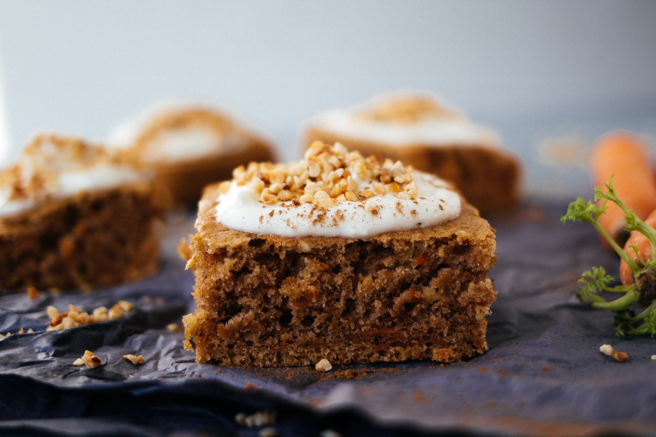 Ein Stück veganer Karottenkuchen