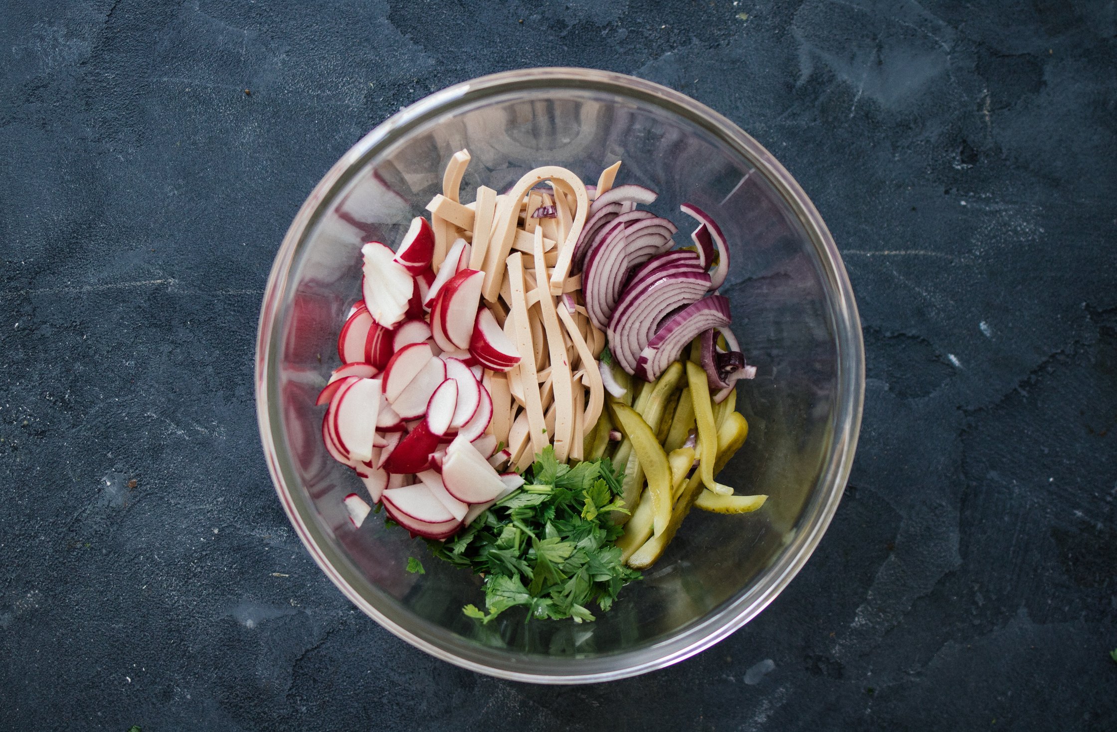 alle Zutaten für Wurstsalat in Glasschüssel