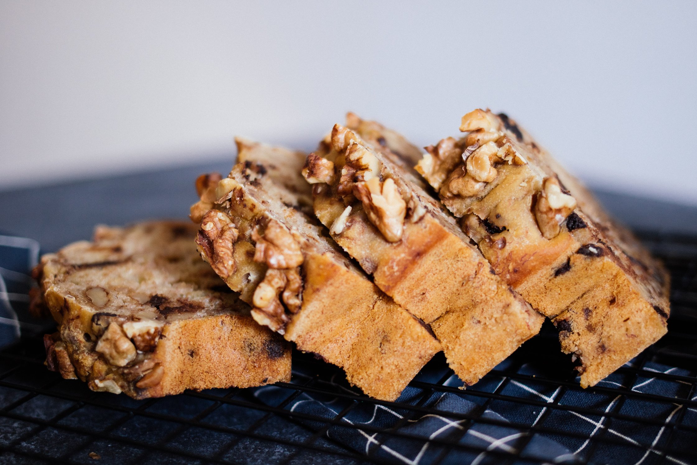 veganes Bananenbrot in Stücke geschnitten
