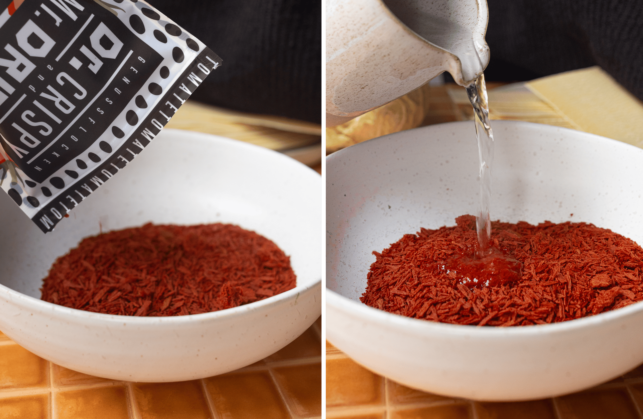 Links werden Tomatenflocken in eine weiße Schüssel gegeben. Rechts wird kochendes Wasser über die Tomatenflocken gegeben.