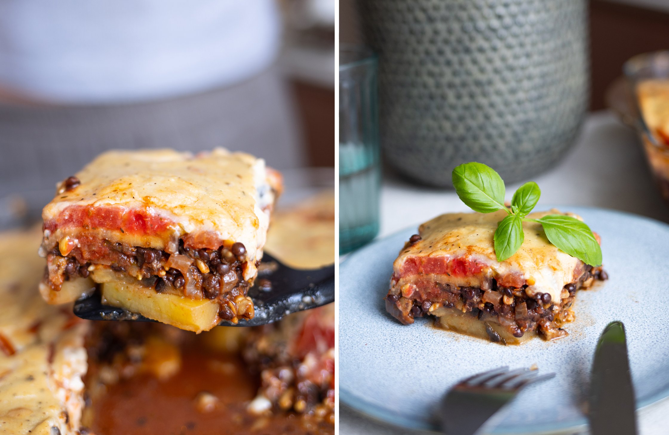 Ein Stück des Moussakas wird aus der Form gehoben und auf einen Teller gelegt.