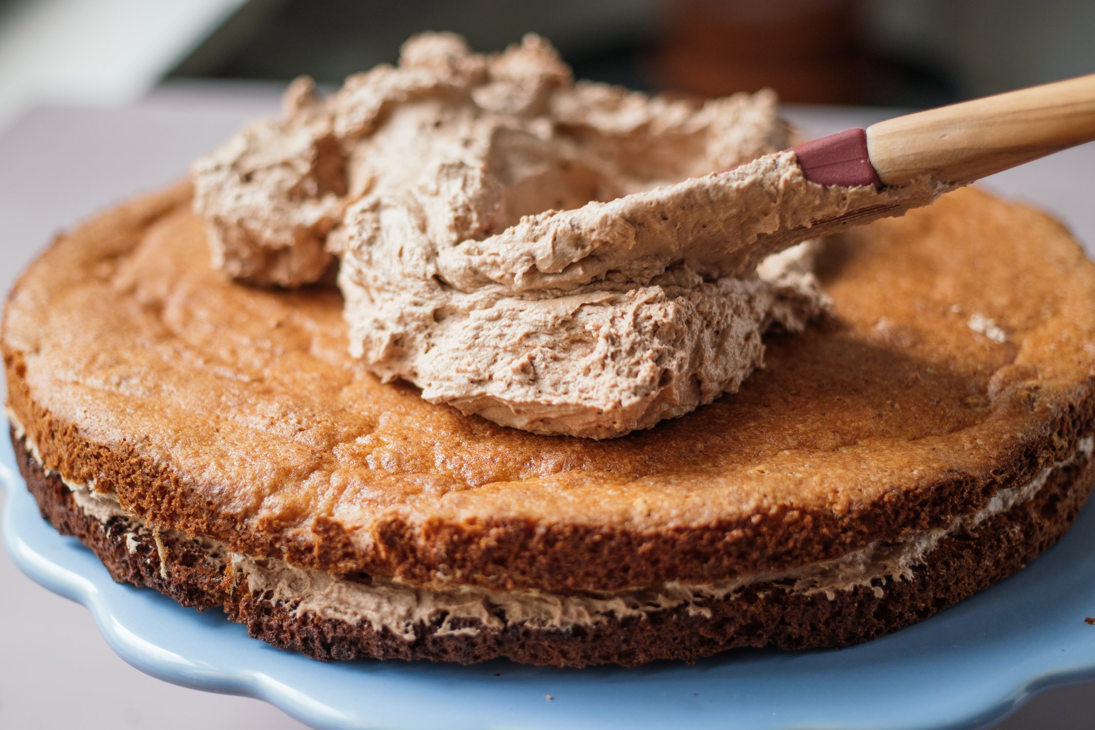 kuchenböden mit veganer nougatcreme bestreichen
