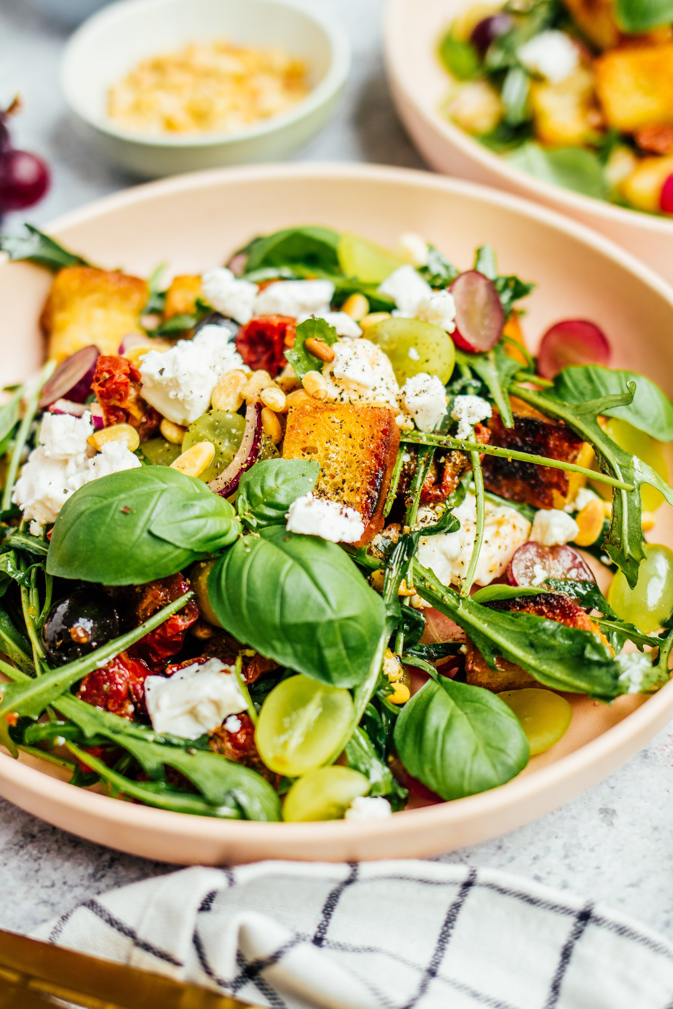 Vegane saisonale Panzanella auf Teller