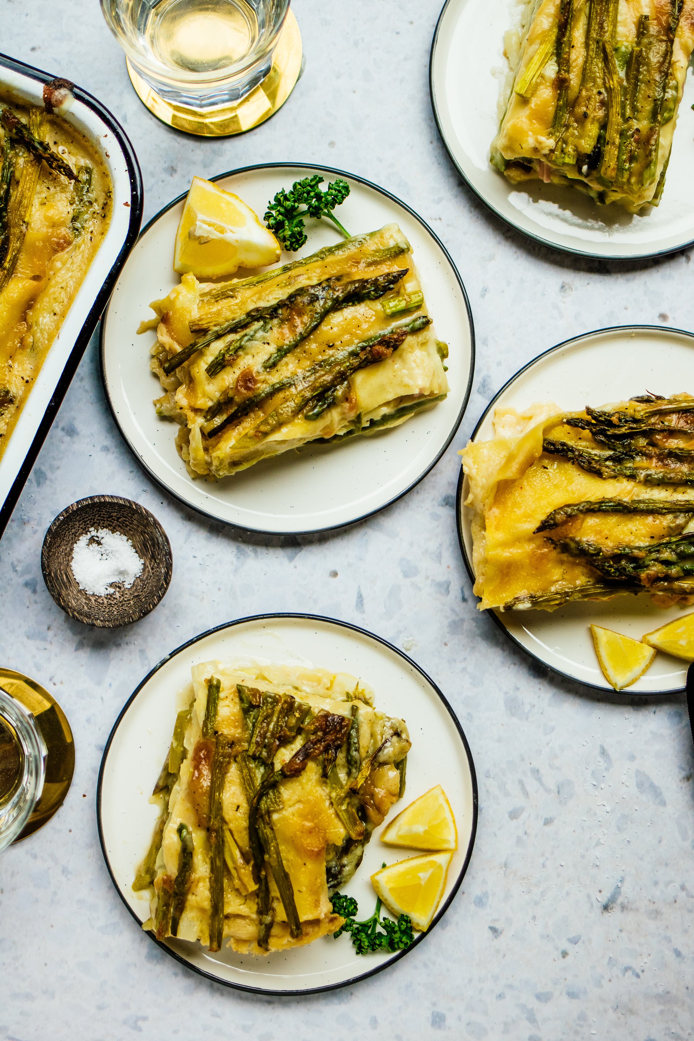 Vegane Lasagne mit grünem und weißem Spargel