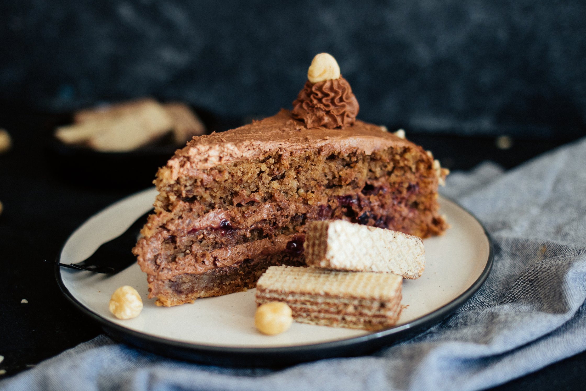 ein Stück veganer Haselnusskuchen auf einem Teller