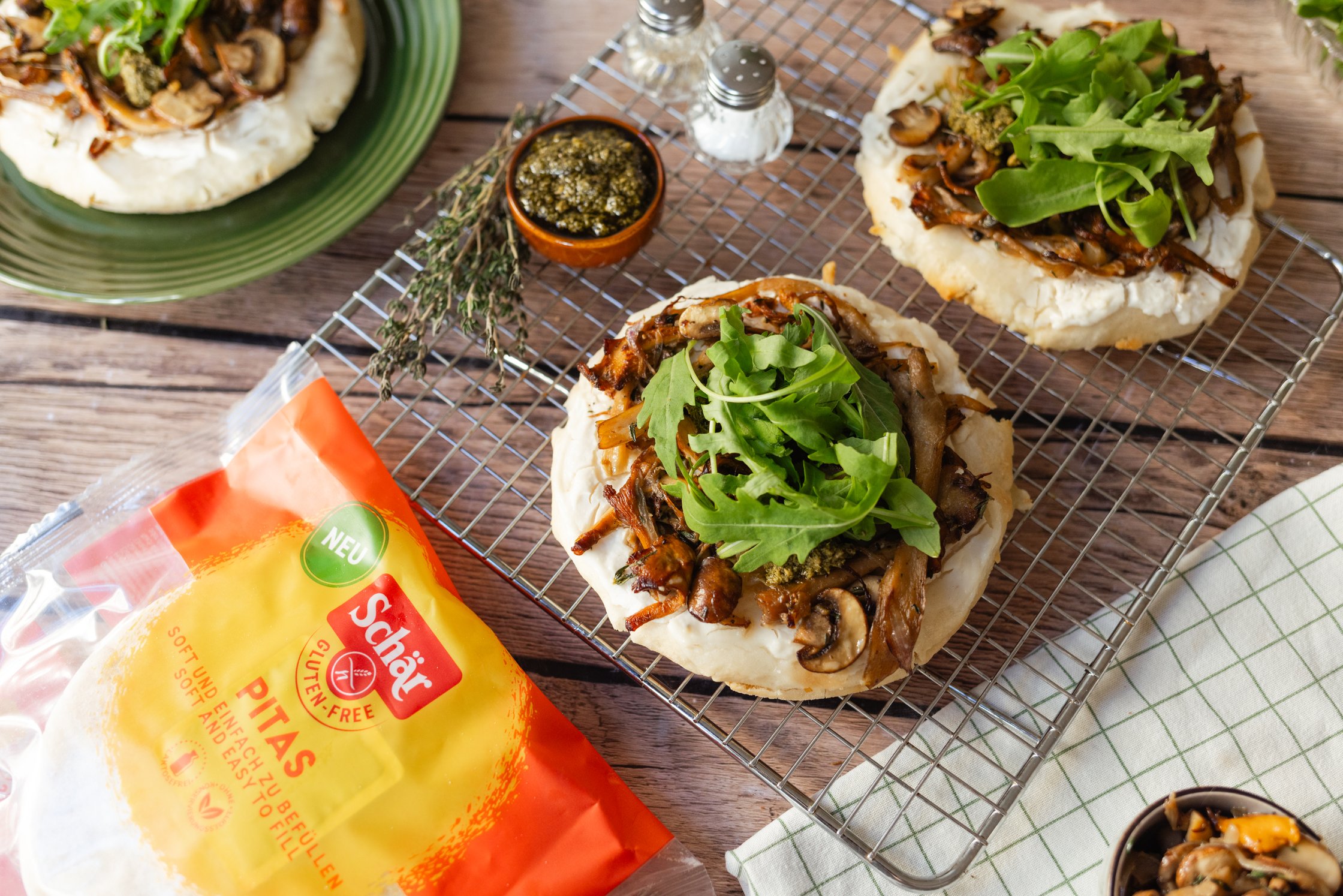 Pita Pizza mit Rucola auf einem Gitter