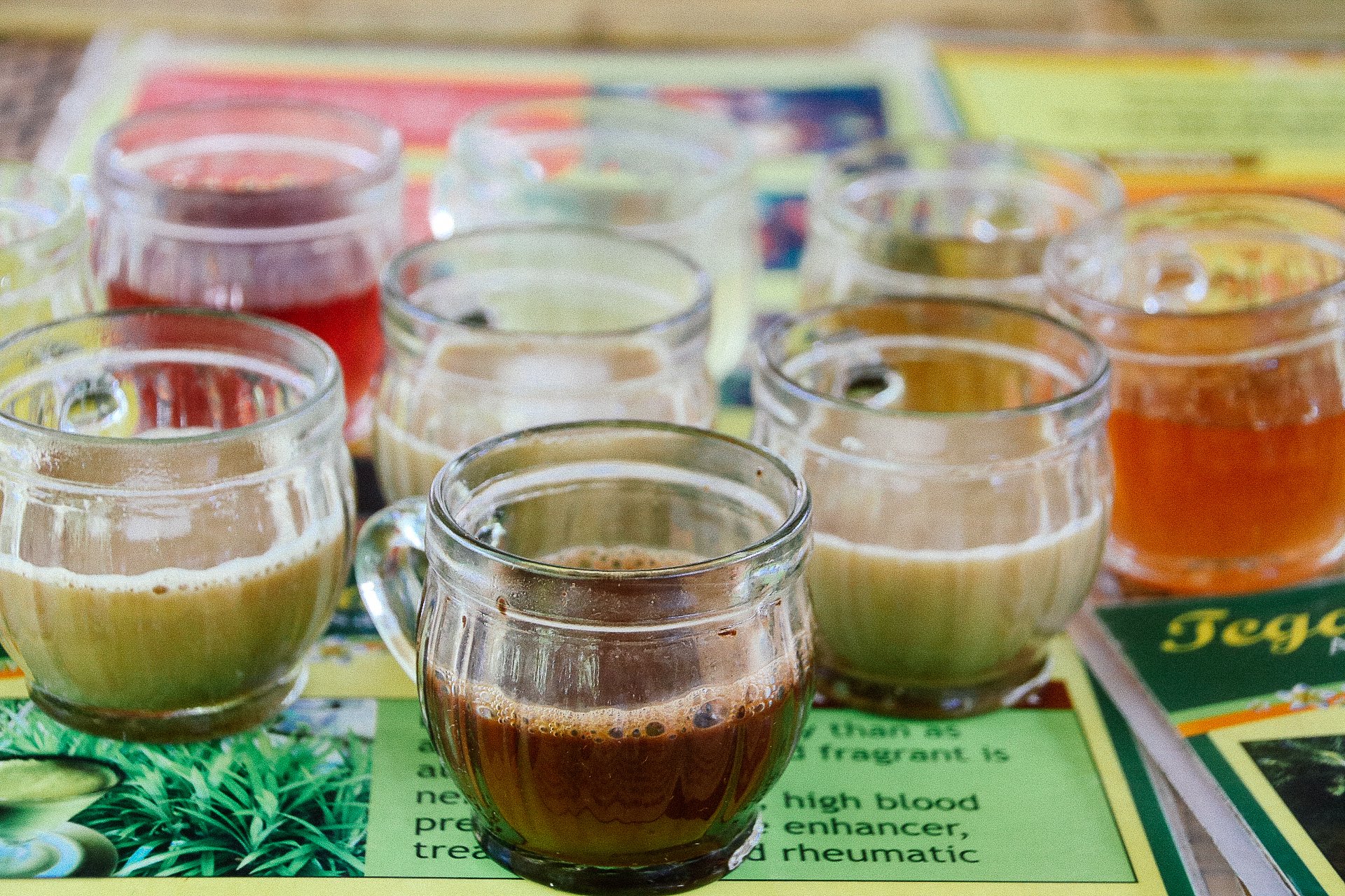 viele kleine Becher mit unterschiedlichen Inhalten