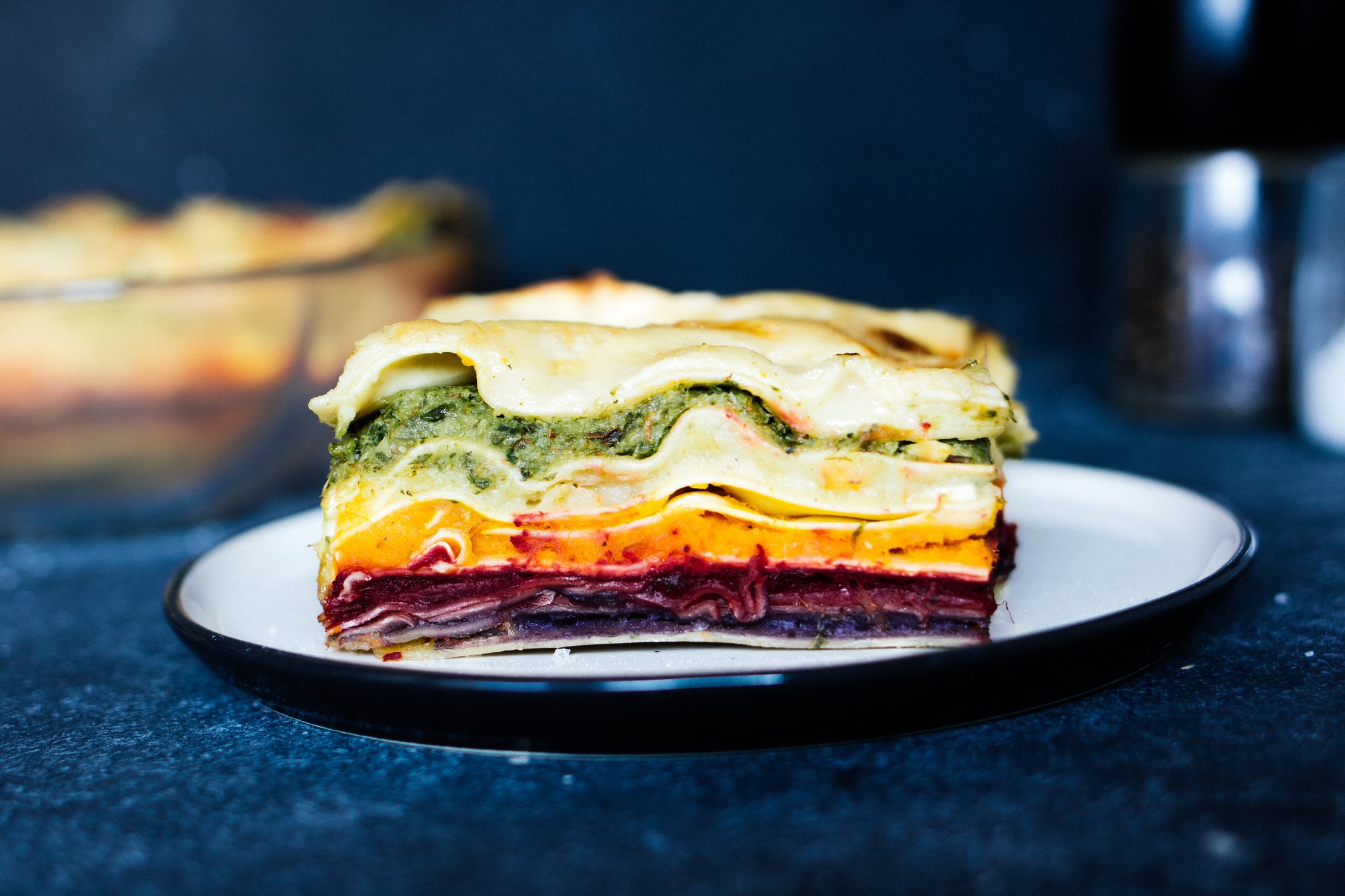 vegane Gemüse-Lasagne mit Regenbogenfarben