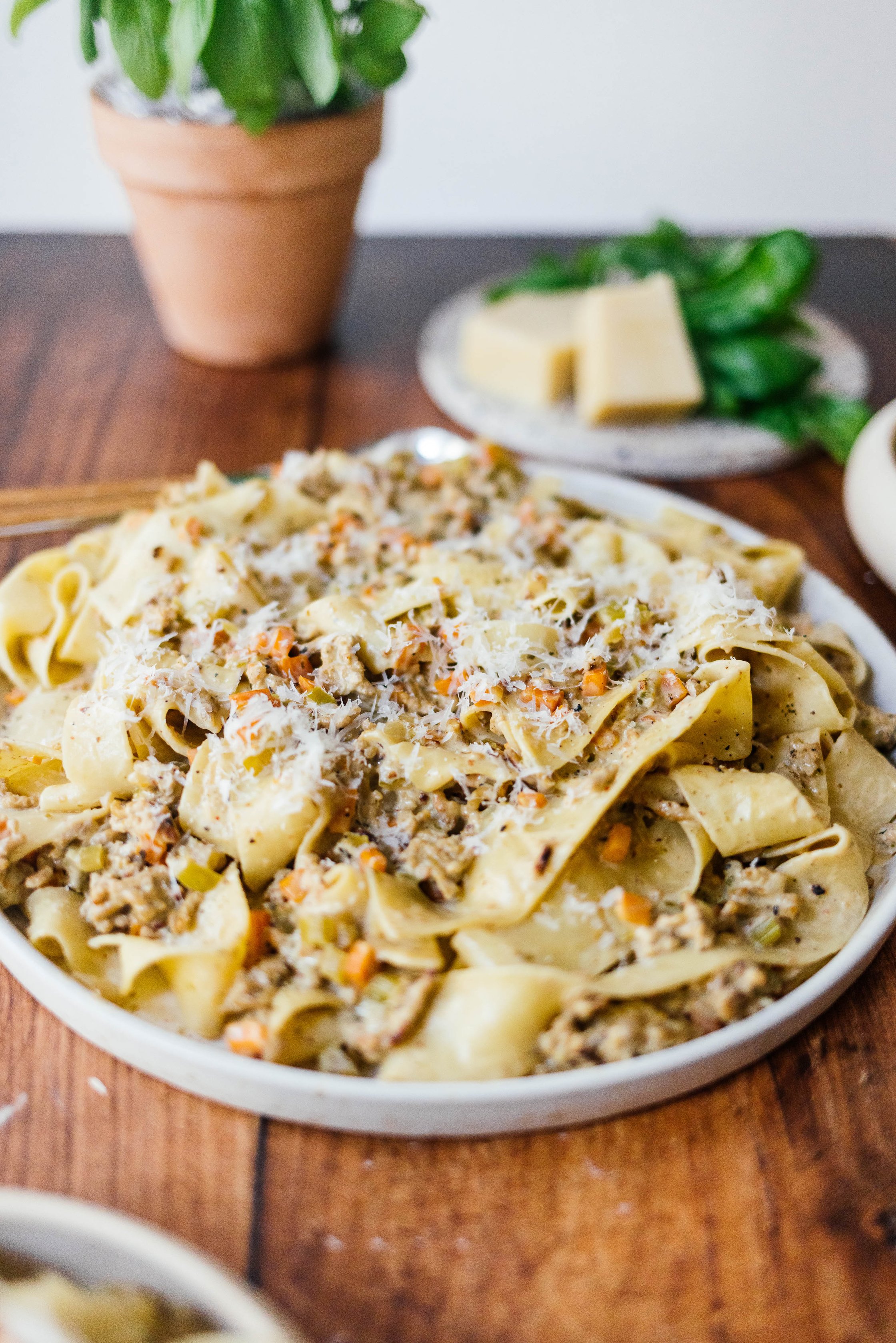 weiße Bolognese Pasta mit veganem Parmesan