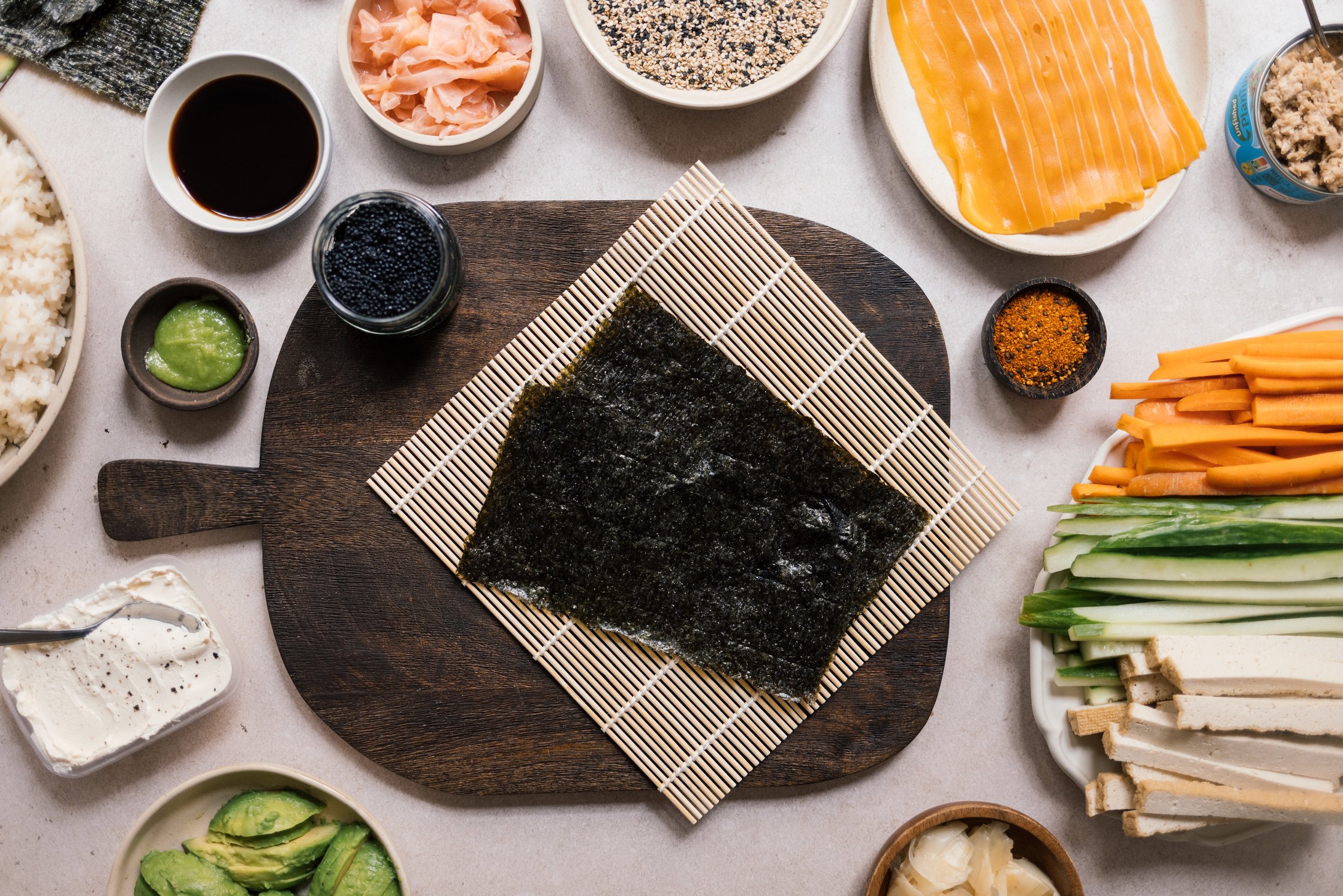 geschnittene Zutaten und Gemüse für veganes Sushi zu hause