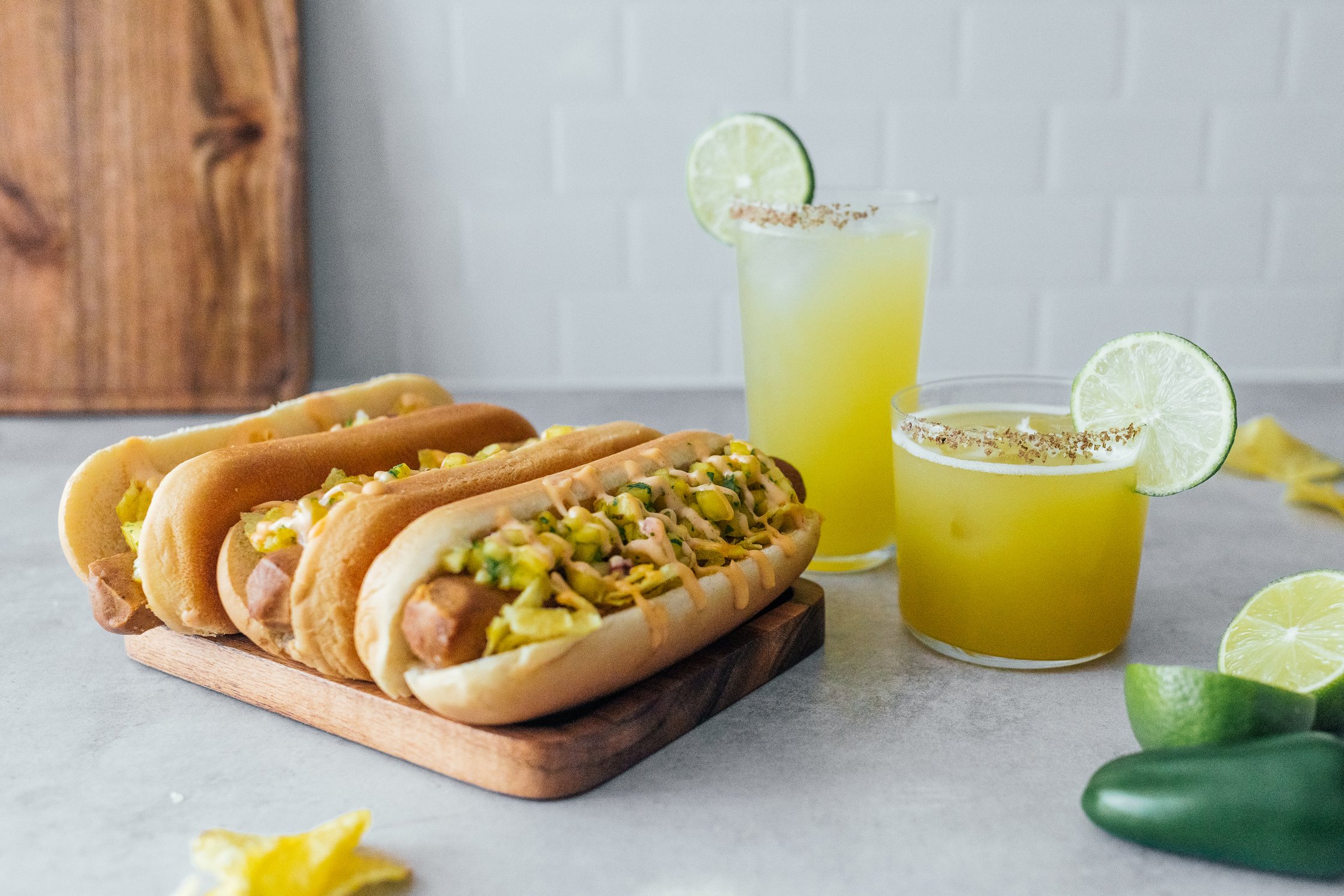 Ananas-Cocktails und vegane Hot Dogs mit Ananassalsa