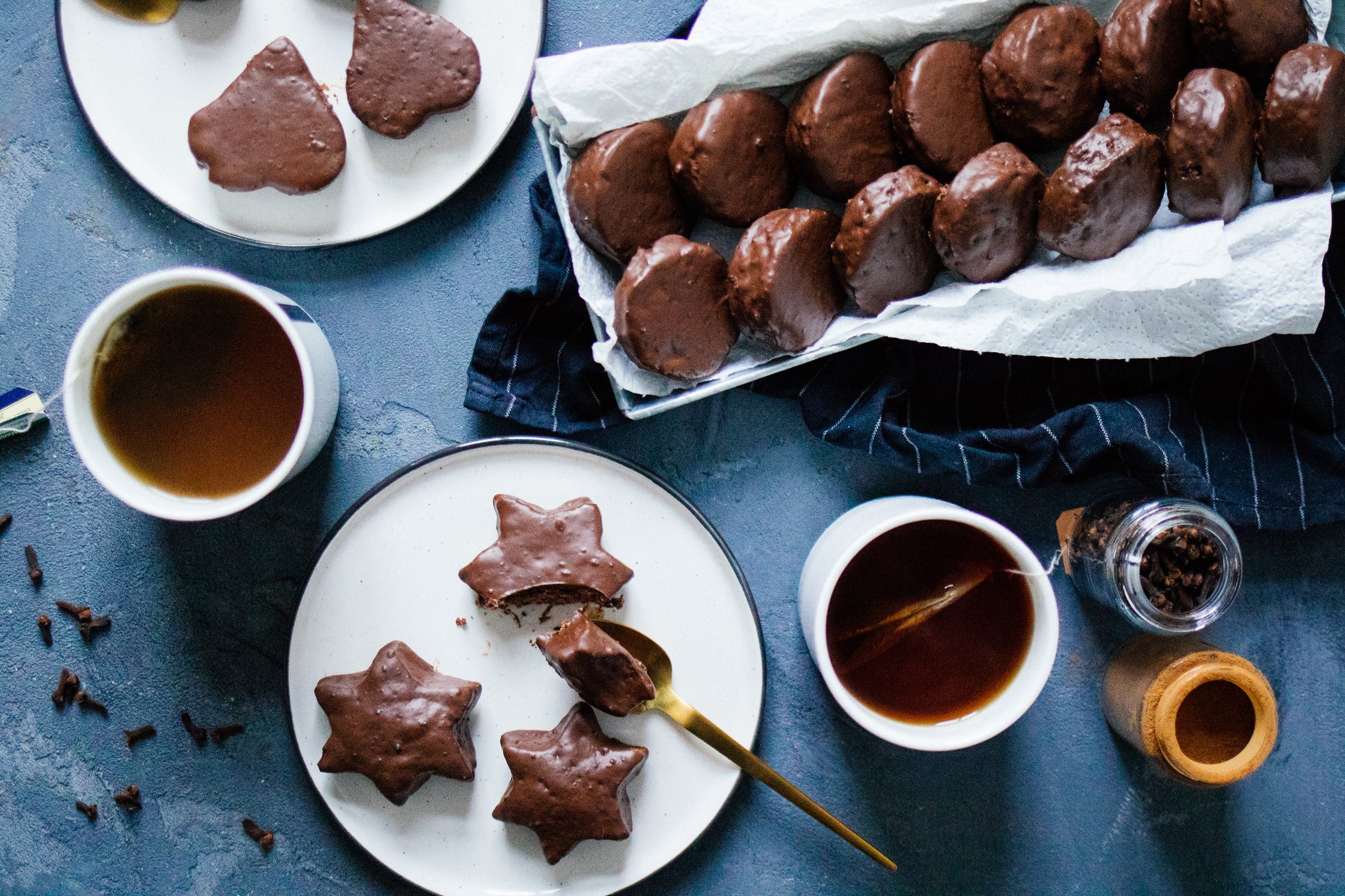Lebkuchen auf einem Tisch mit Tee