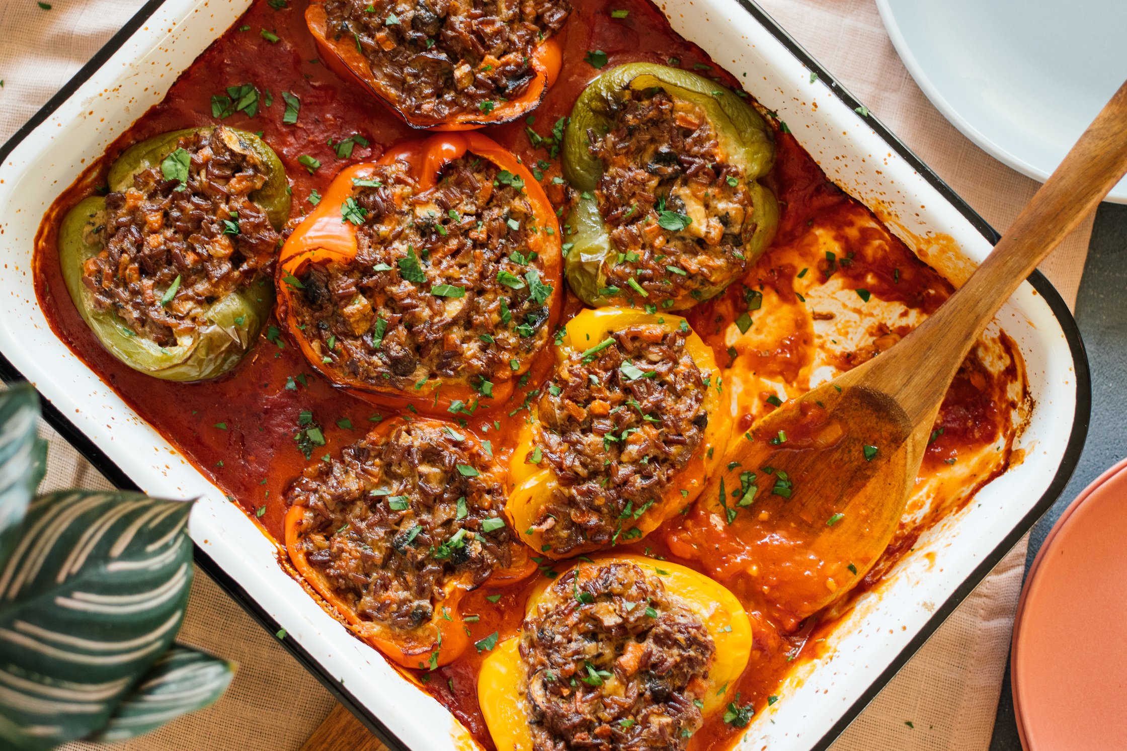 vegane Gefüllte Paprikaschoten mit rotem Reis serviert auf dem tisch