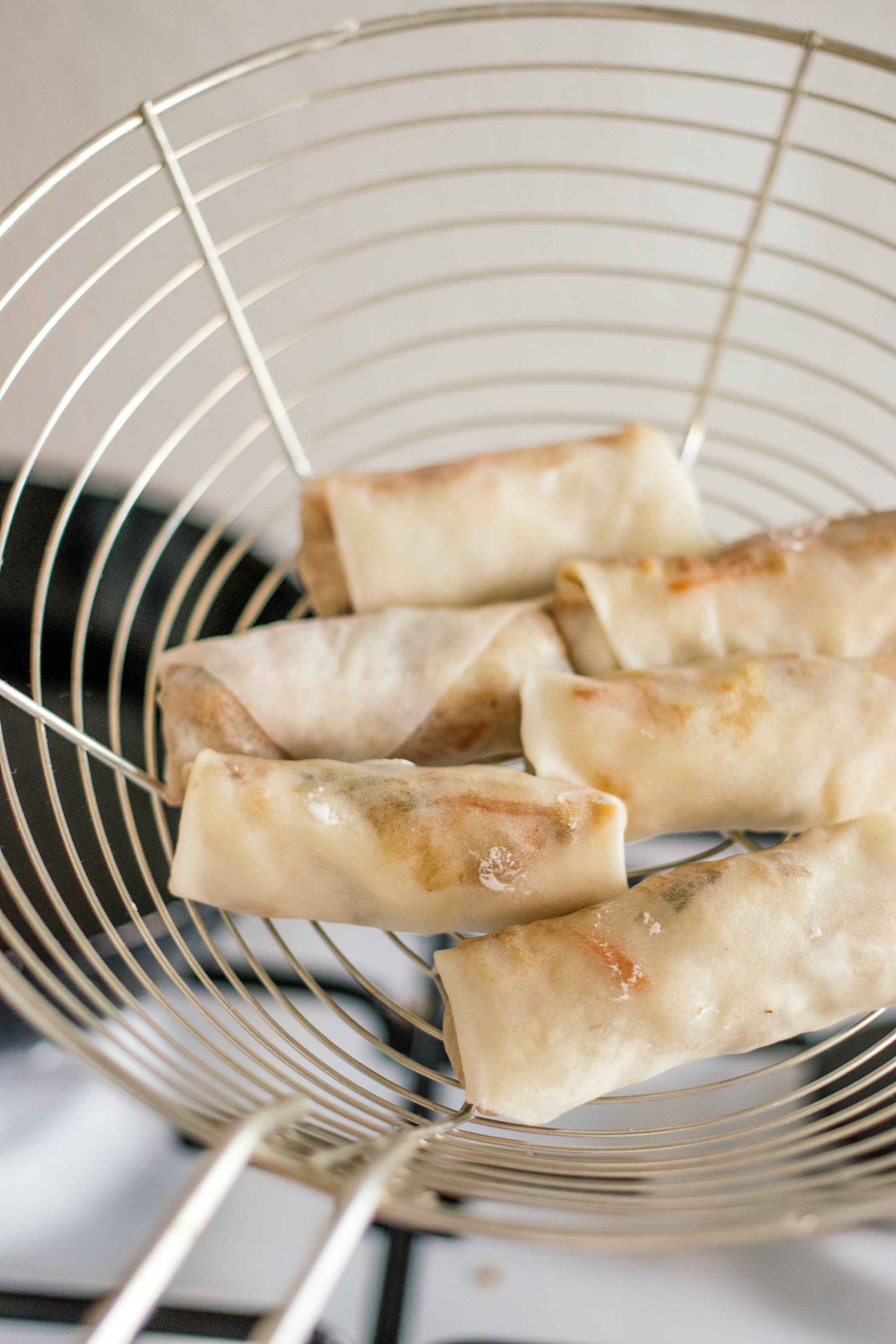 vegane frühlingsrollen vor dem frittieren