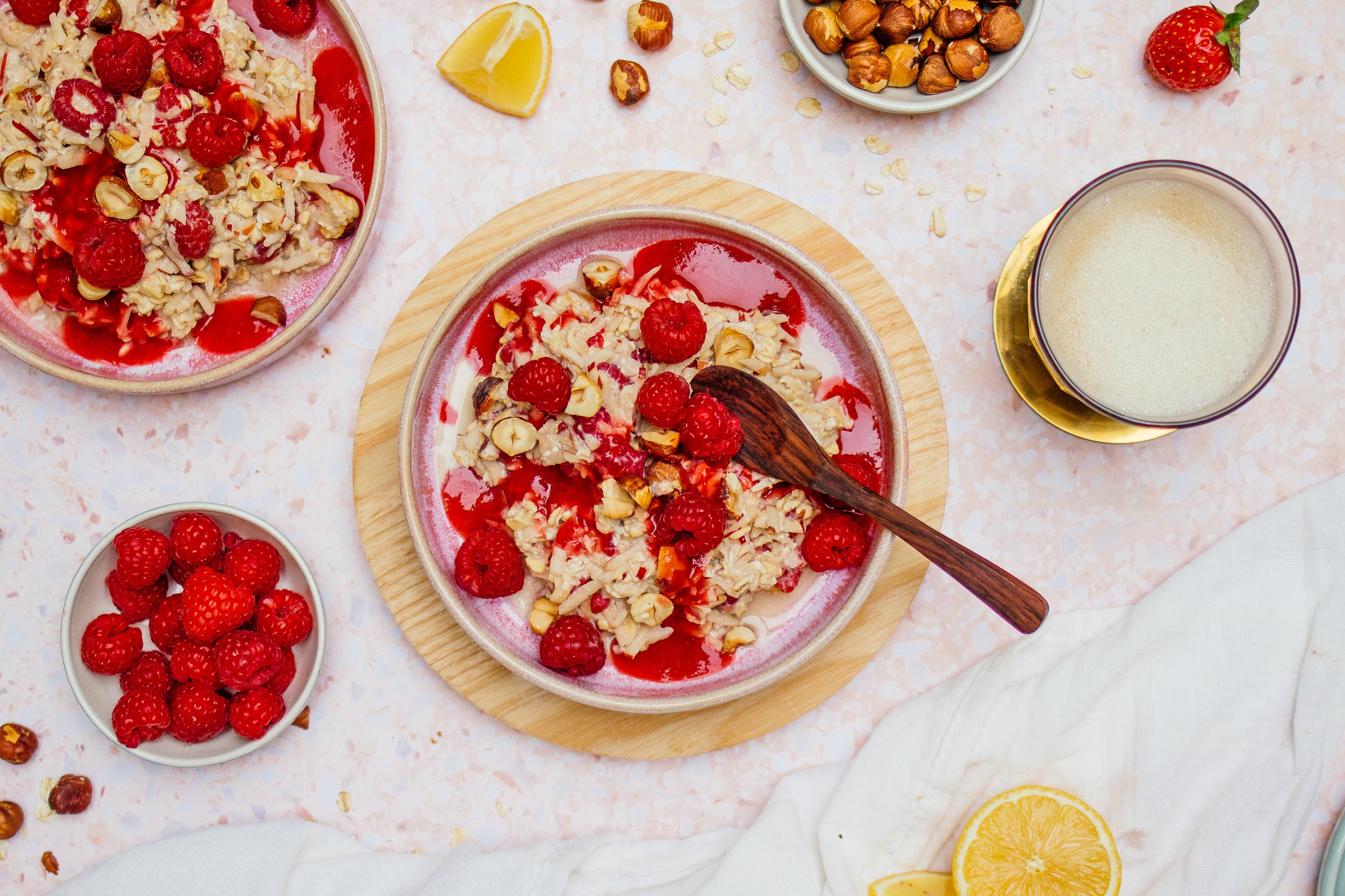 veganes Birchermüsli mit Himbeeren und Nüssen