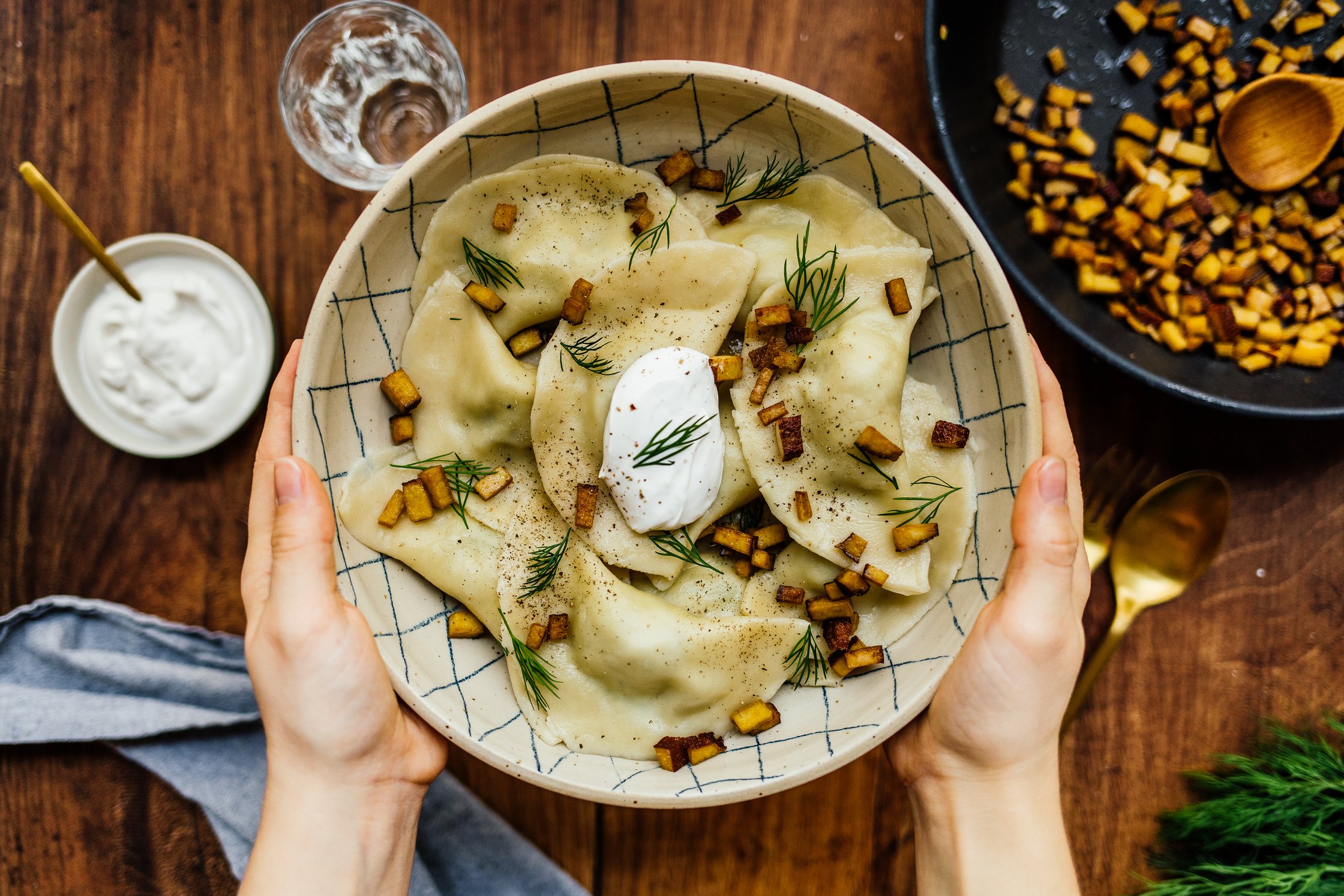 Schüssel mit veganen Wareniki