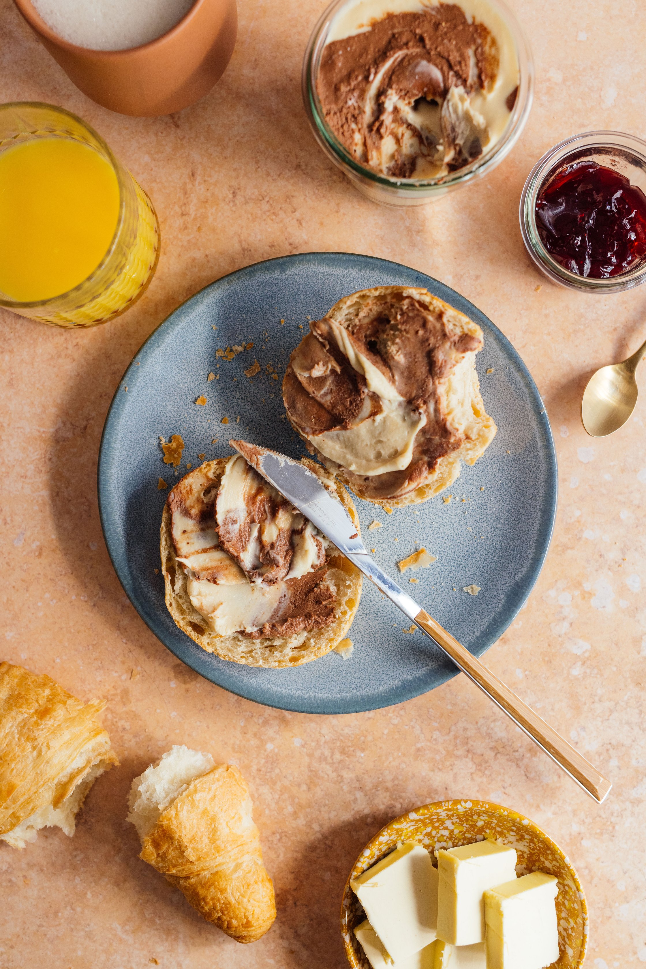süßes Frühstück mit Croissants und Brötchen mit Schoko Swirl Aufstrich