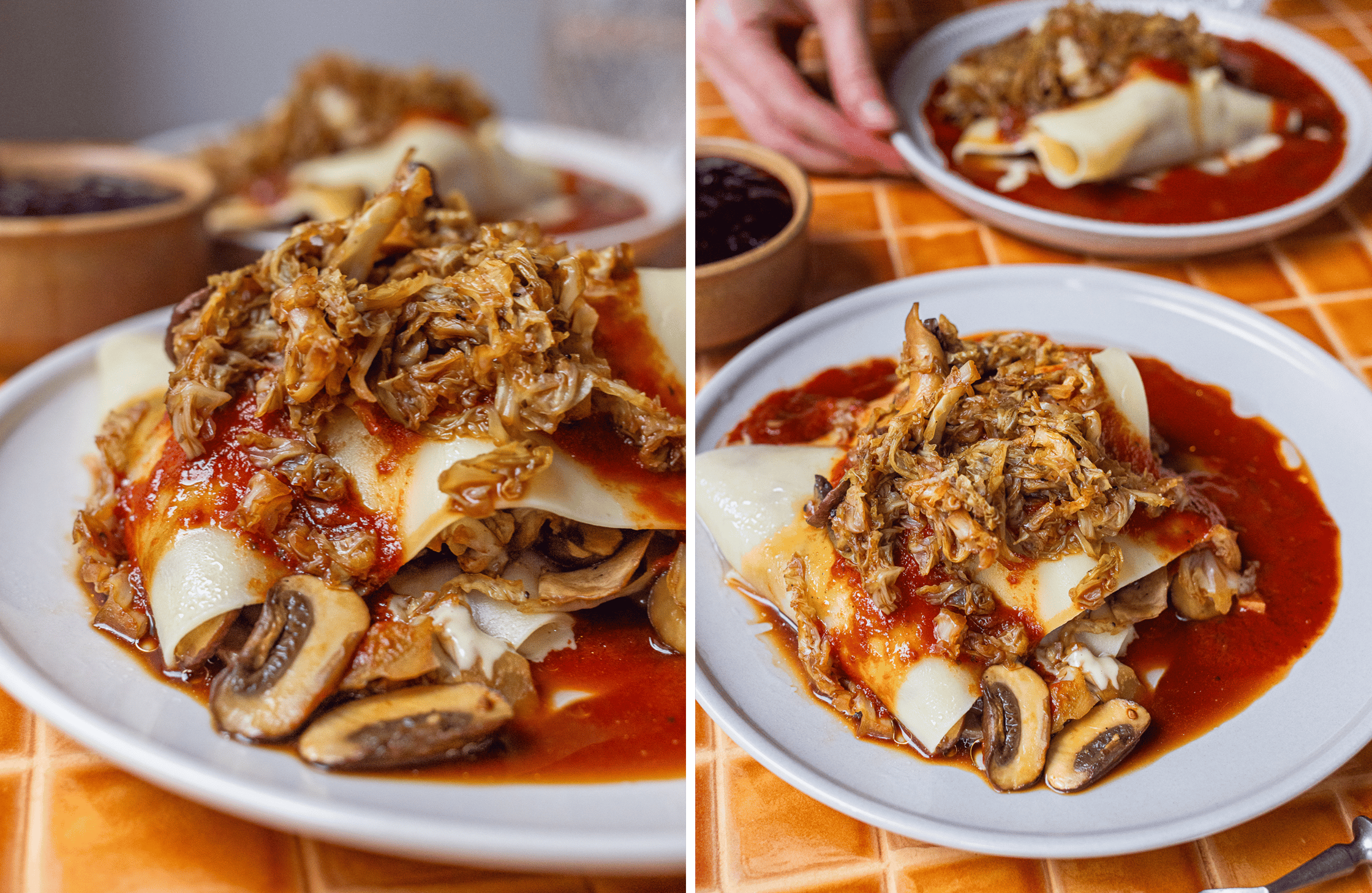 Vegane Open Lasagne mit Tomatensoße, Wirsing und Pilzen auf einem weißen Teller – im Hintergrund ein weiterer Teller und Cran