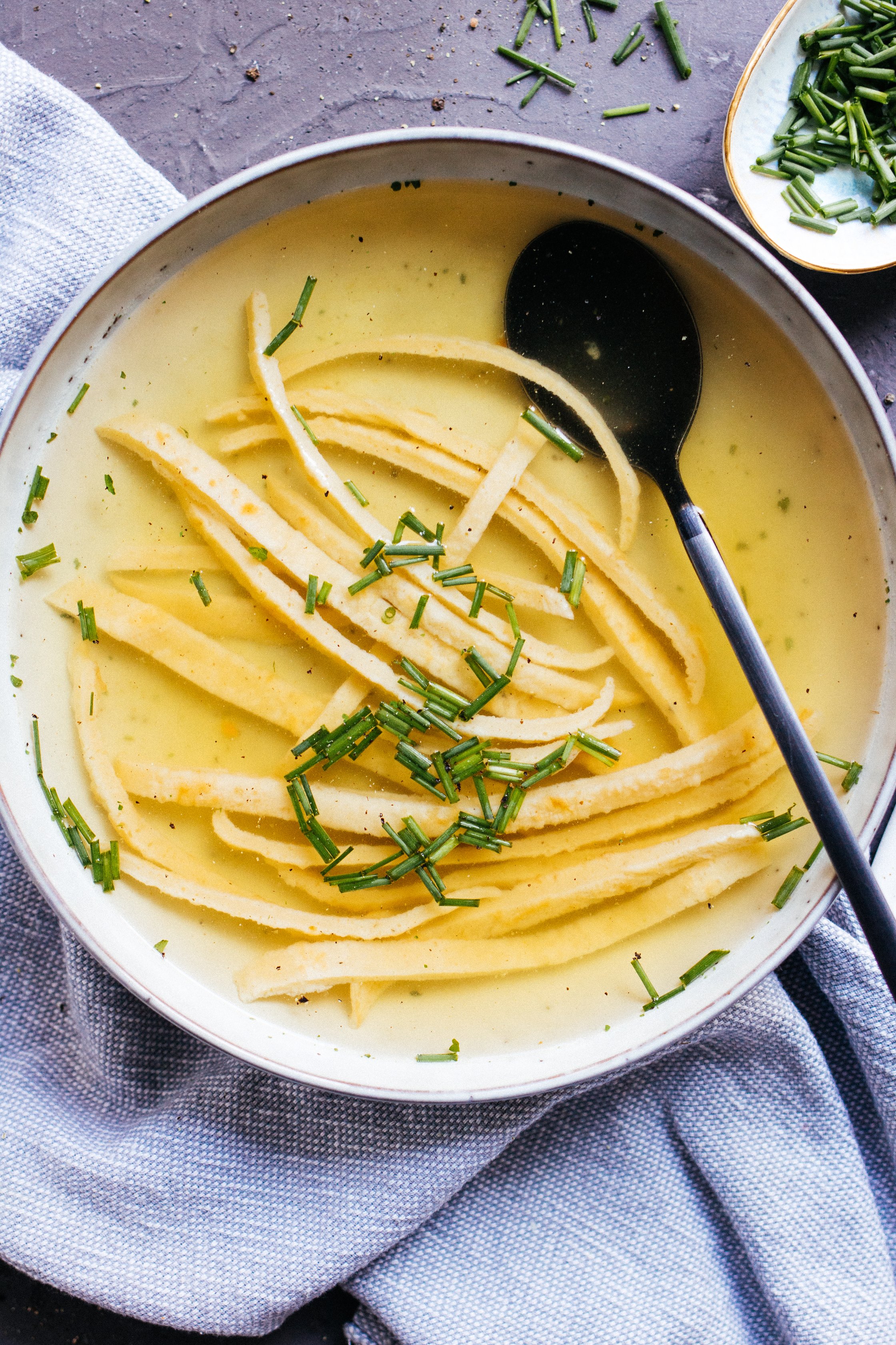 vegane Flädlesuppe in einer Schüssel