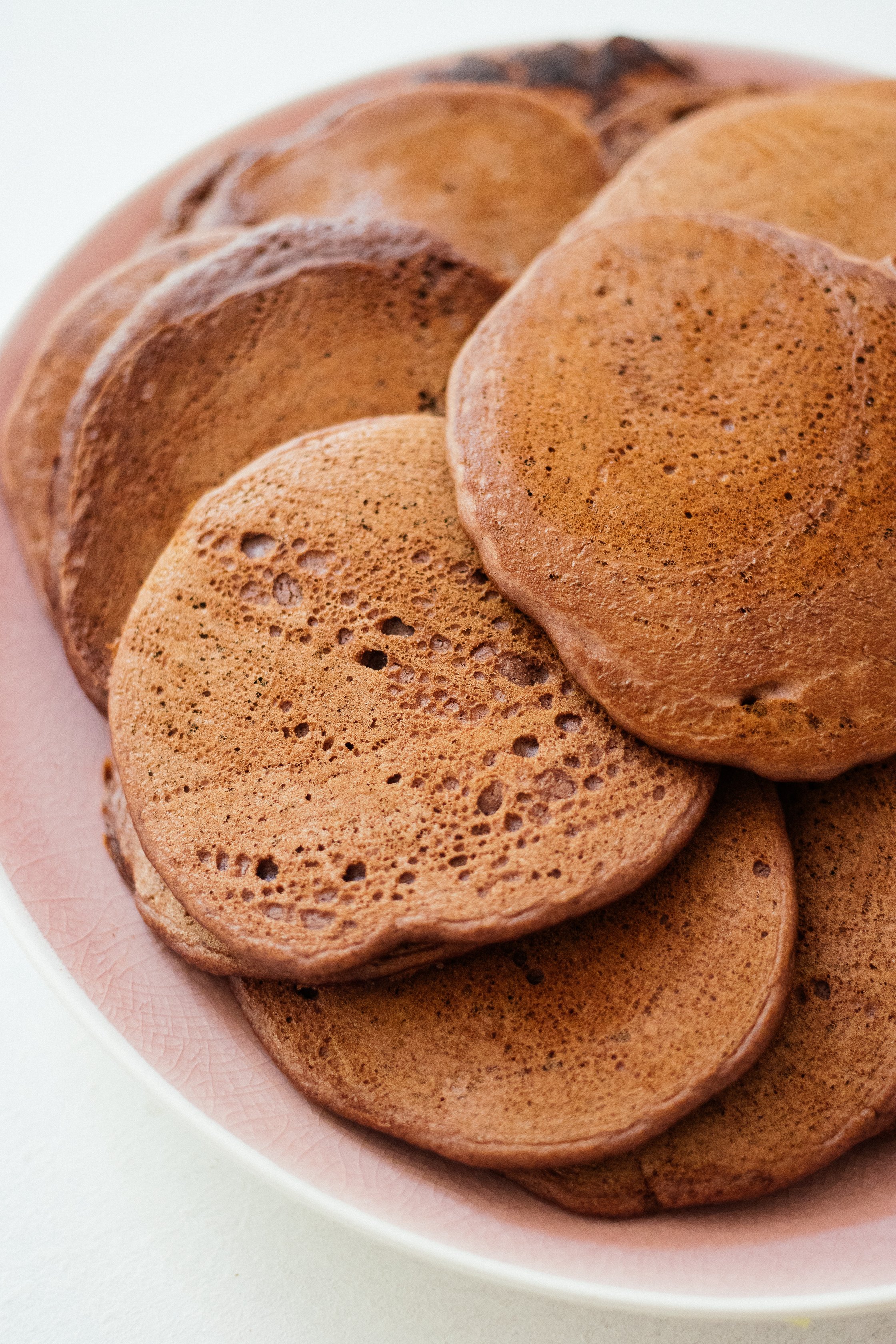 frisch gebackene, vegane schokoladenpancakes