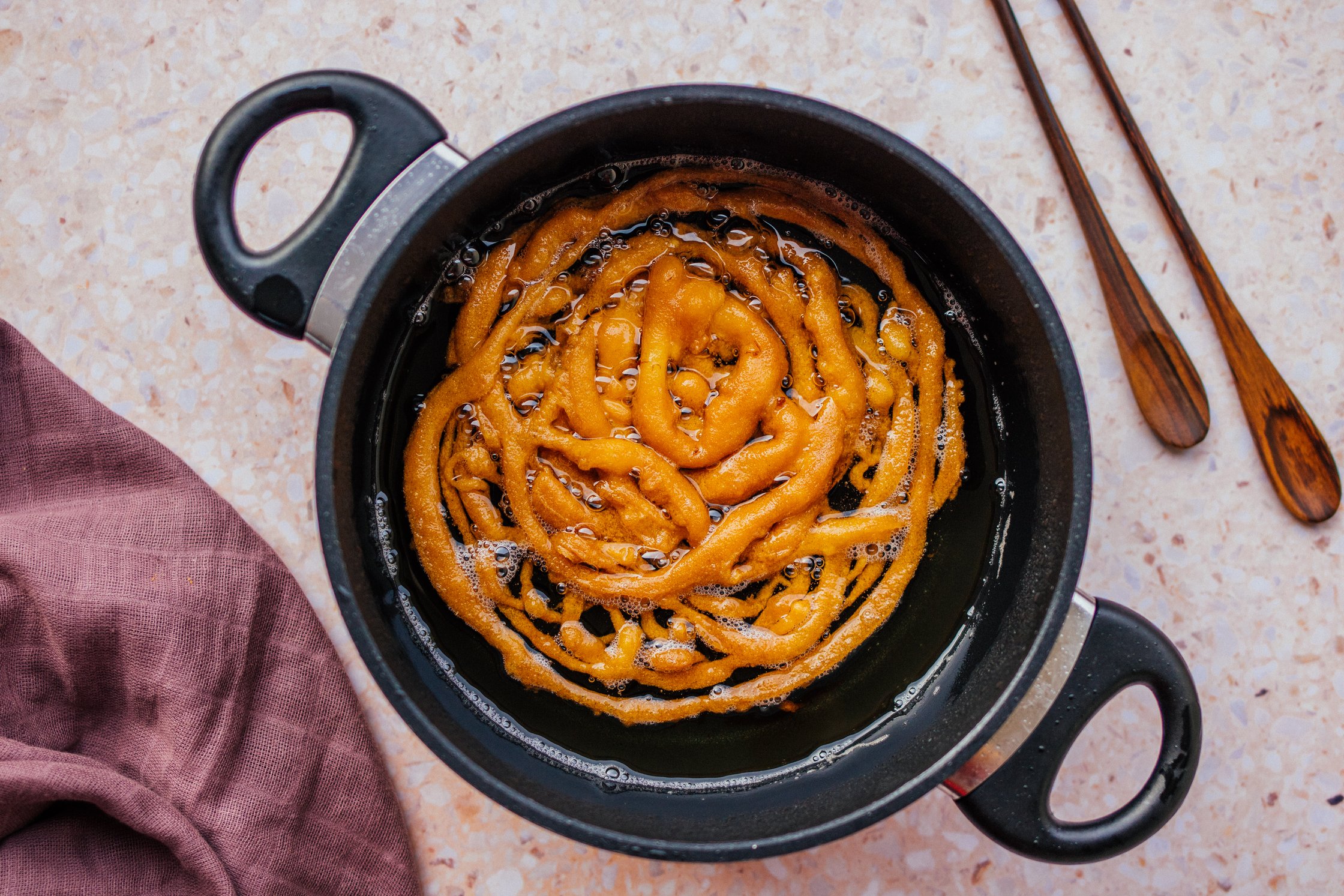 Topf mit Frittierfett und Funnel Cake