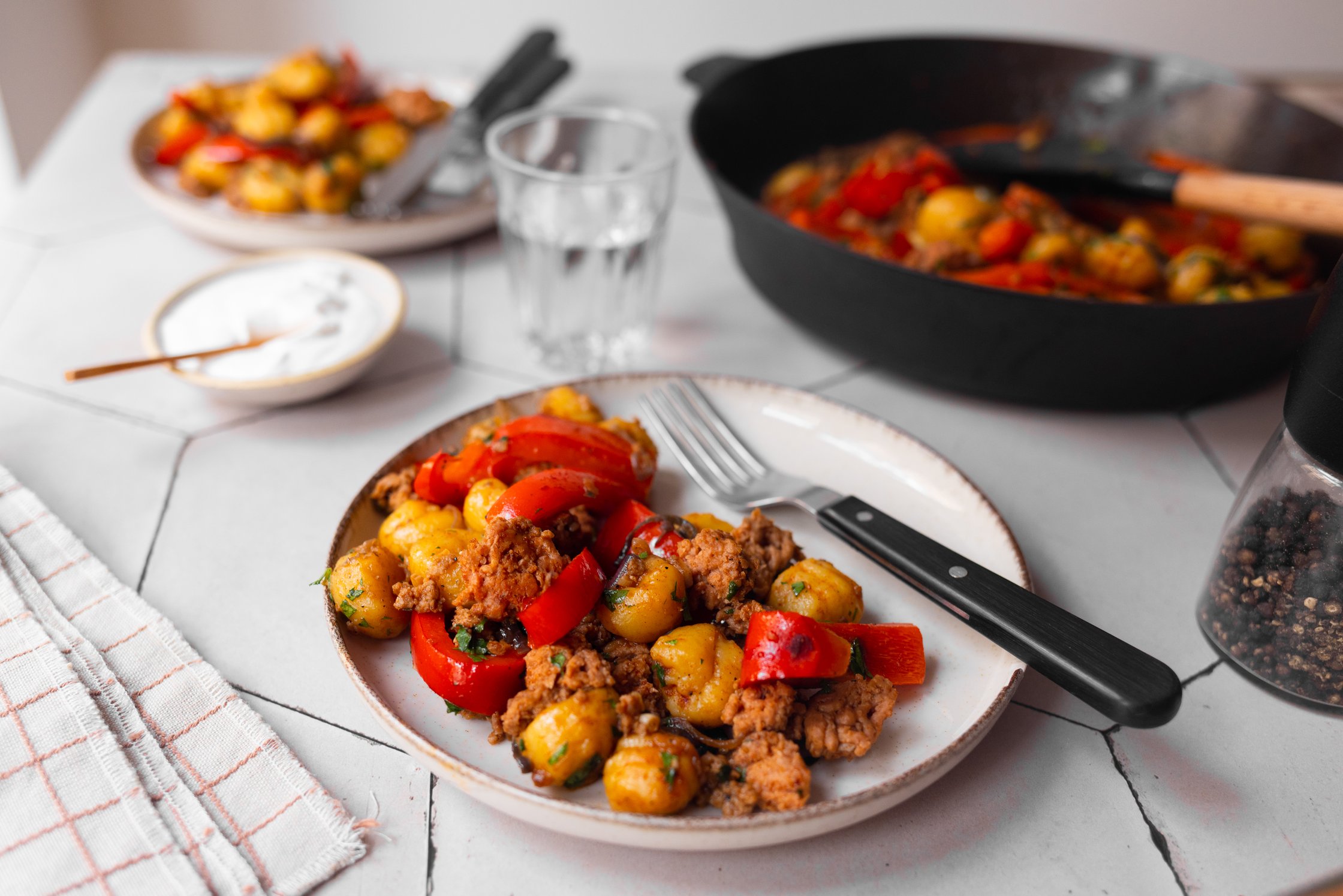 vegane Gnocchi-Pfanne mit Paprika und Hack