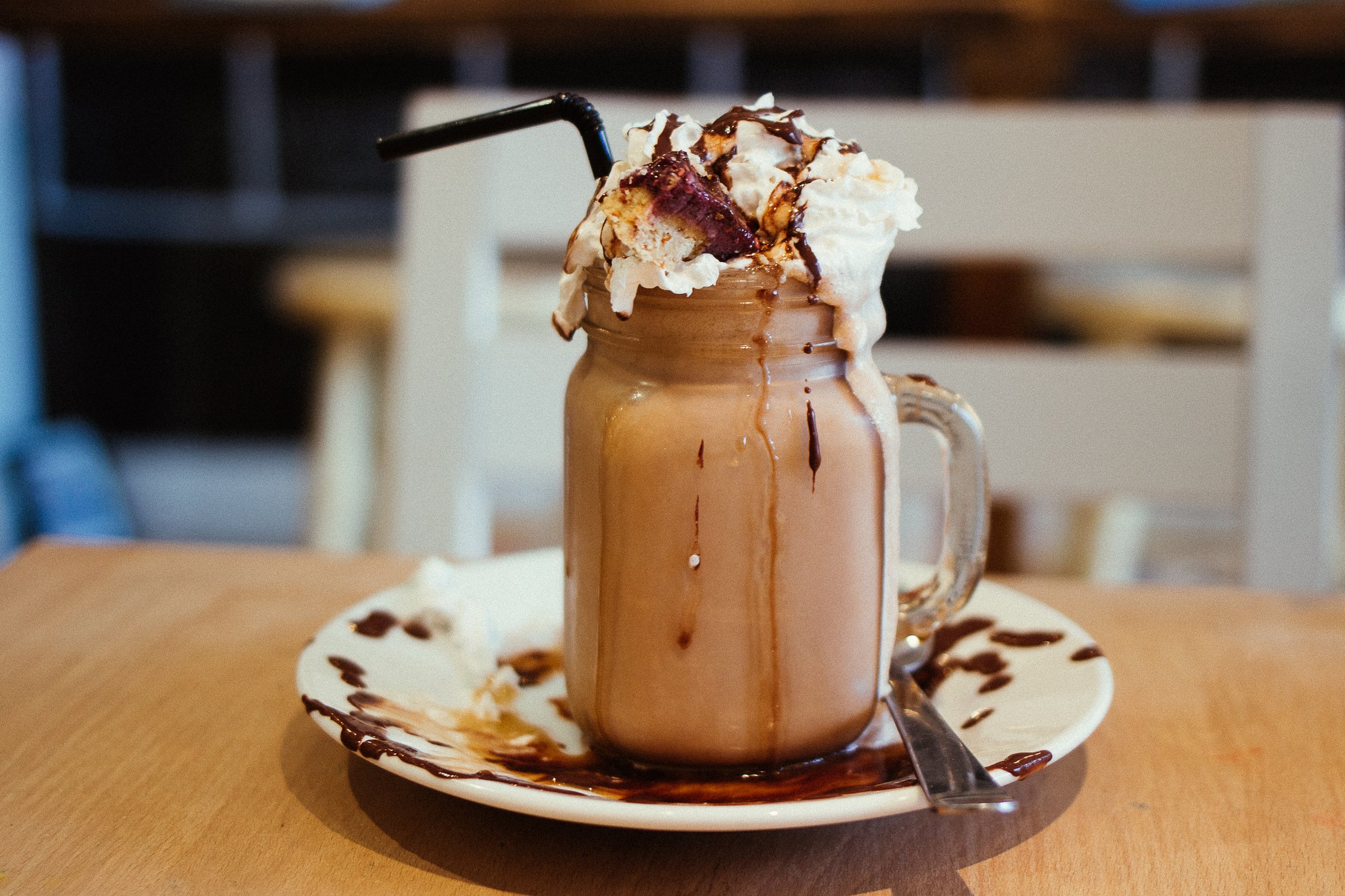 Veganer Kaffee Freak Shake mit Sahne und Schokoladensoße