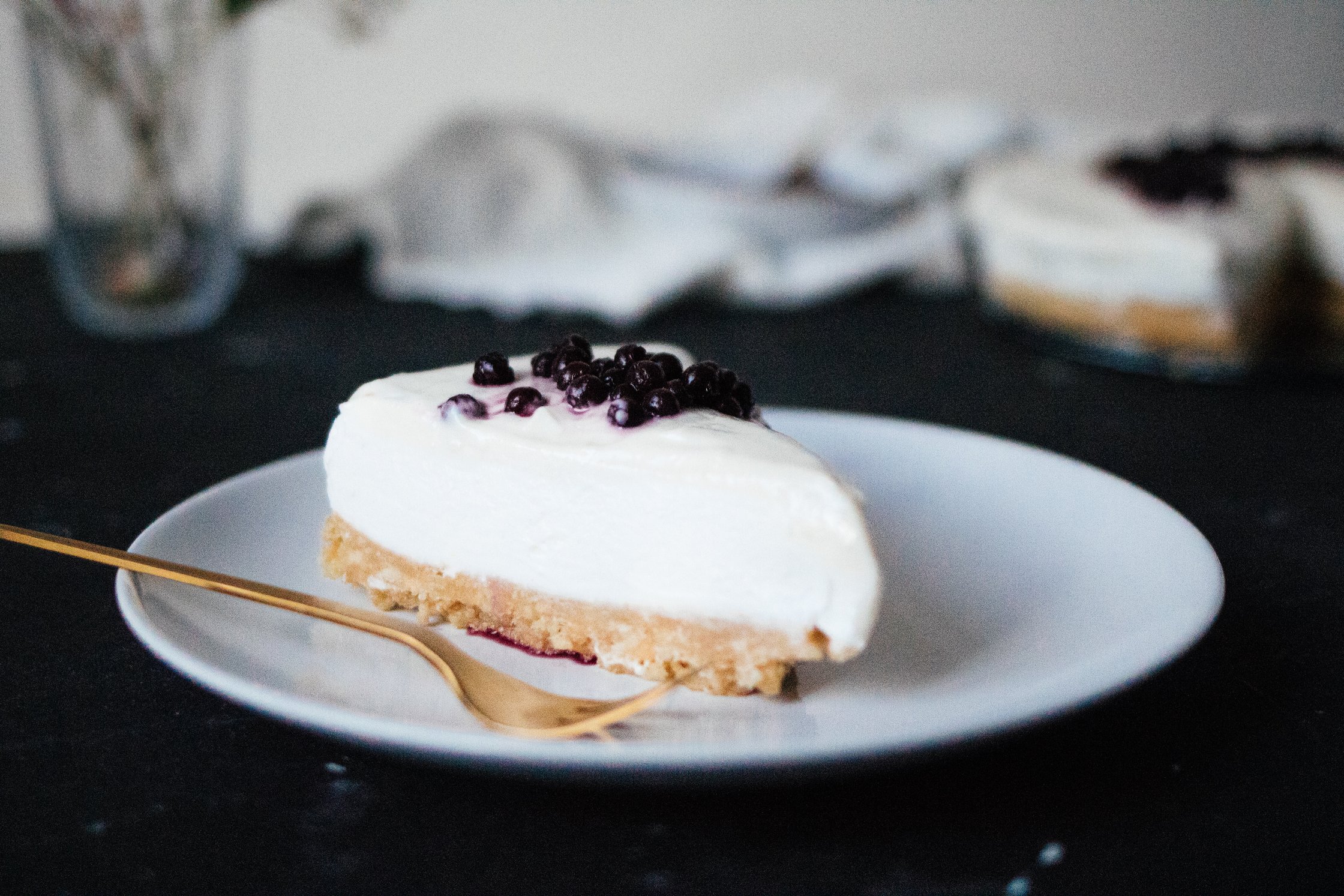 ein Stück Cheesecake auf einem weißen Teller