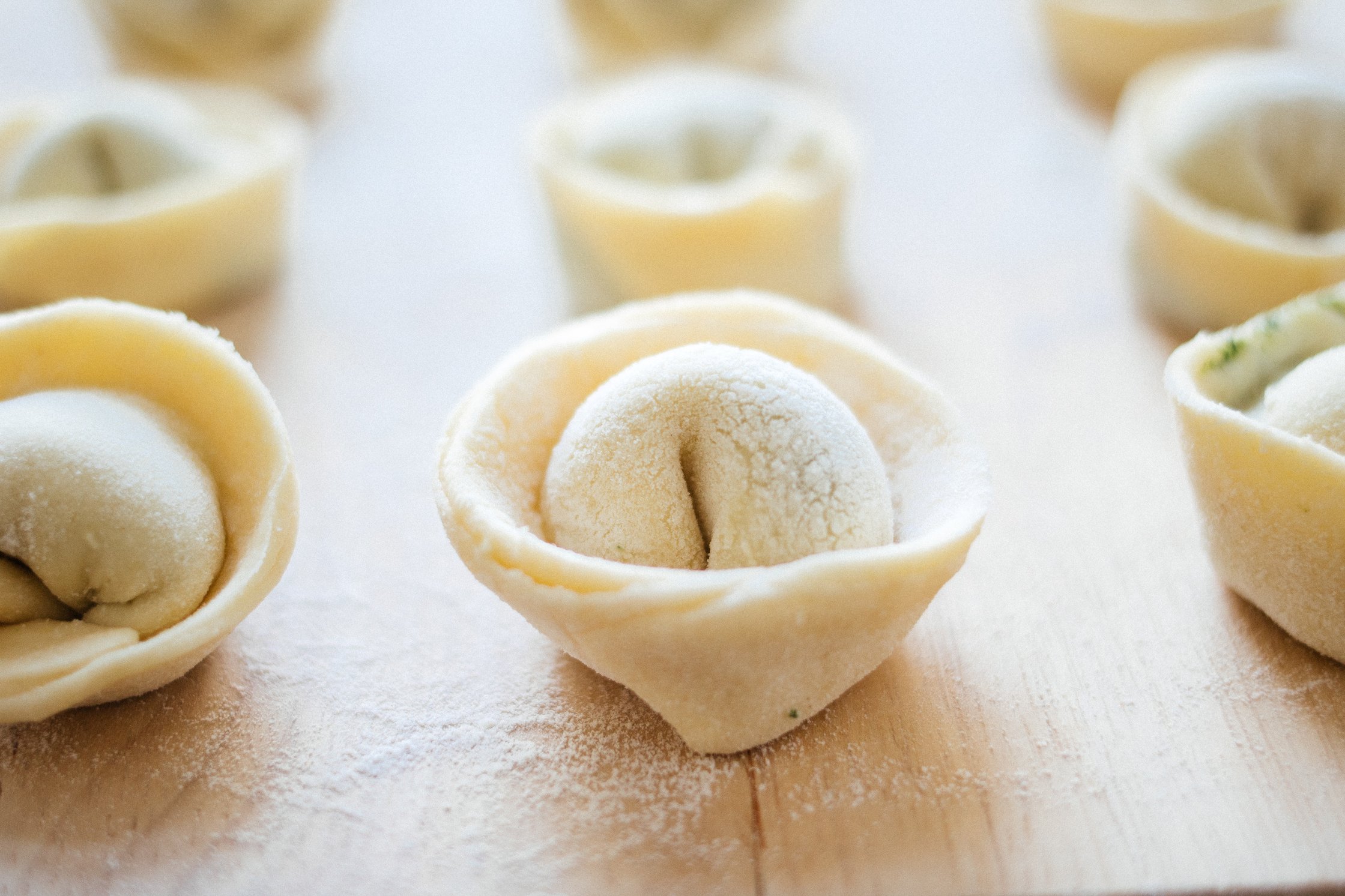 Vegane Tortellini werden gefaltet