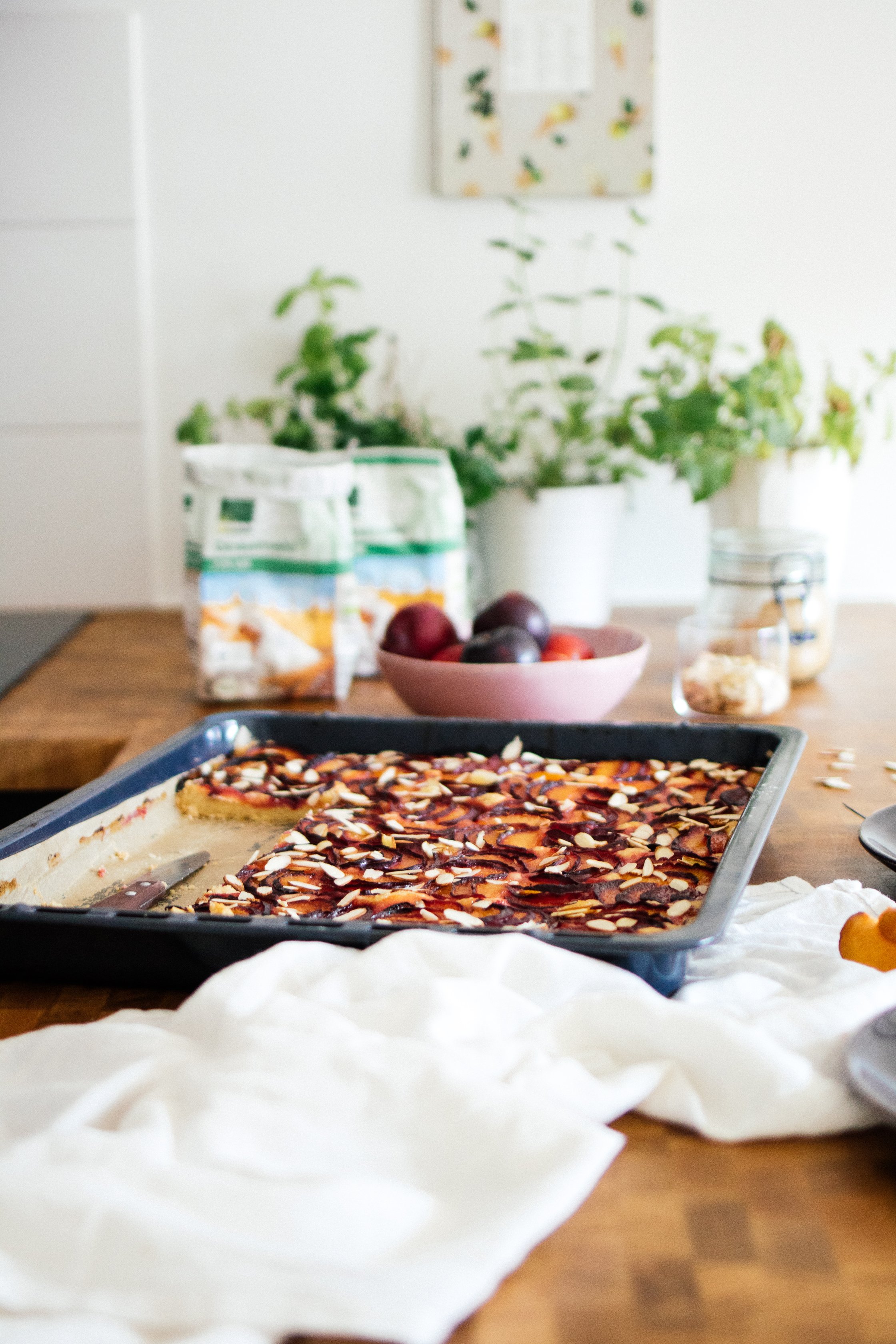 ein Backblech mit veganem Pflaumenkuchen