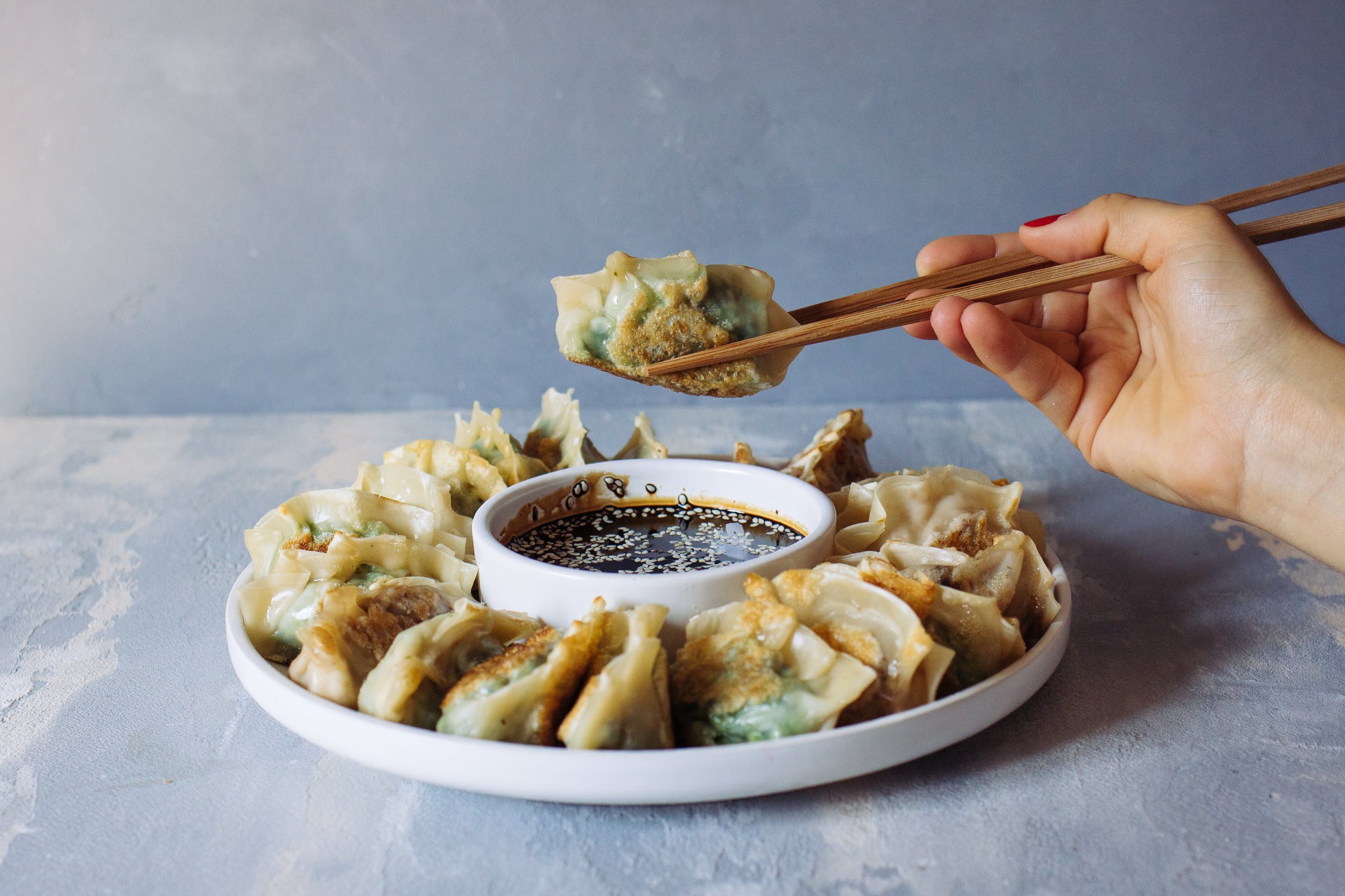 Essstäbchen halten Dumpling