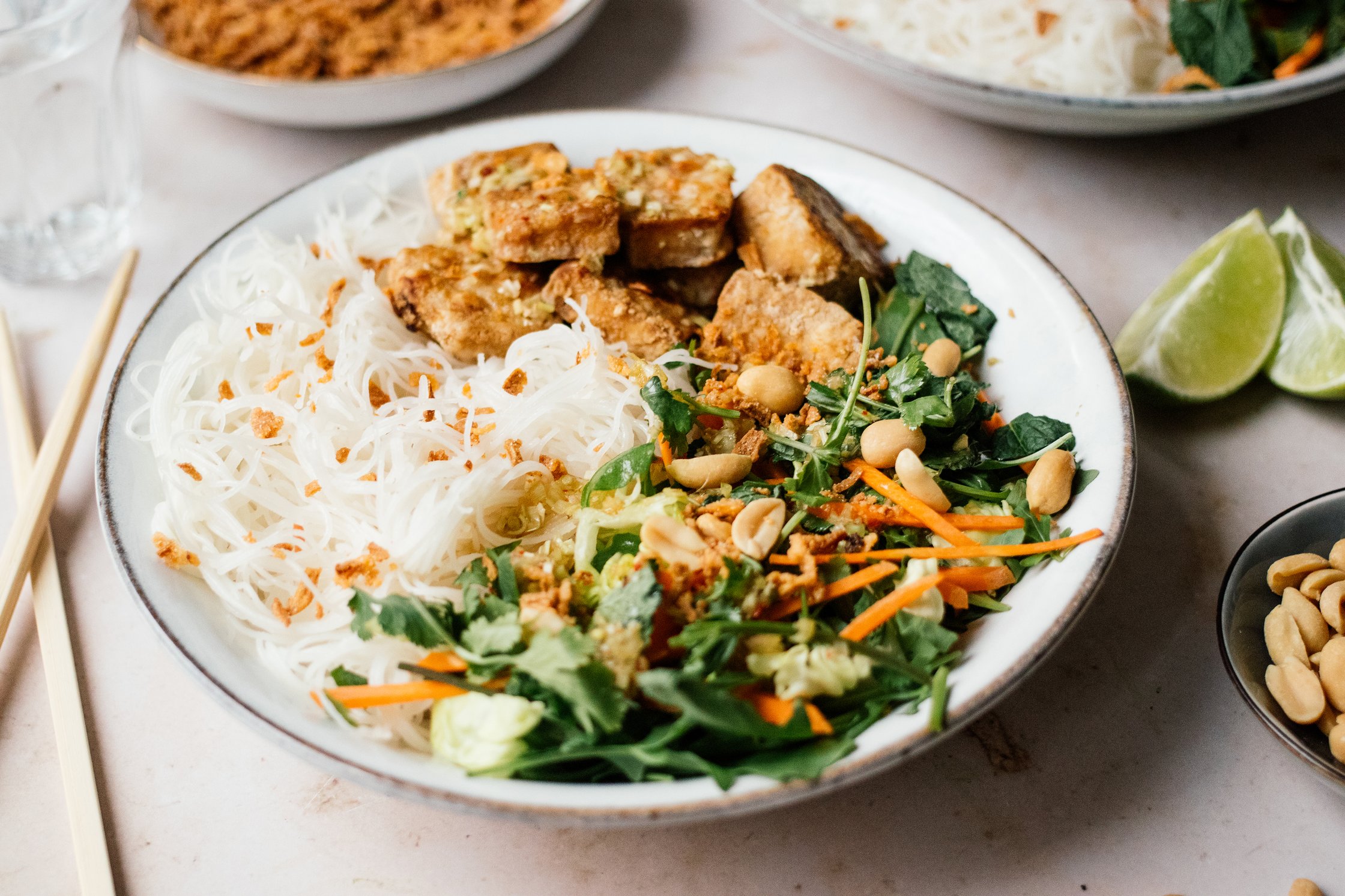 Veganer Reisnudelsalat mit gebackenem Tofu & Zitronengrasdressing auf dem teller