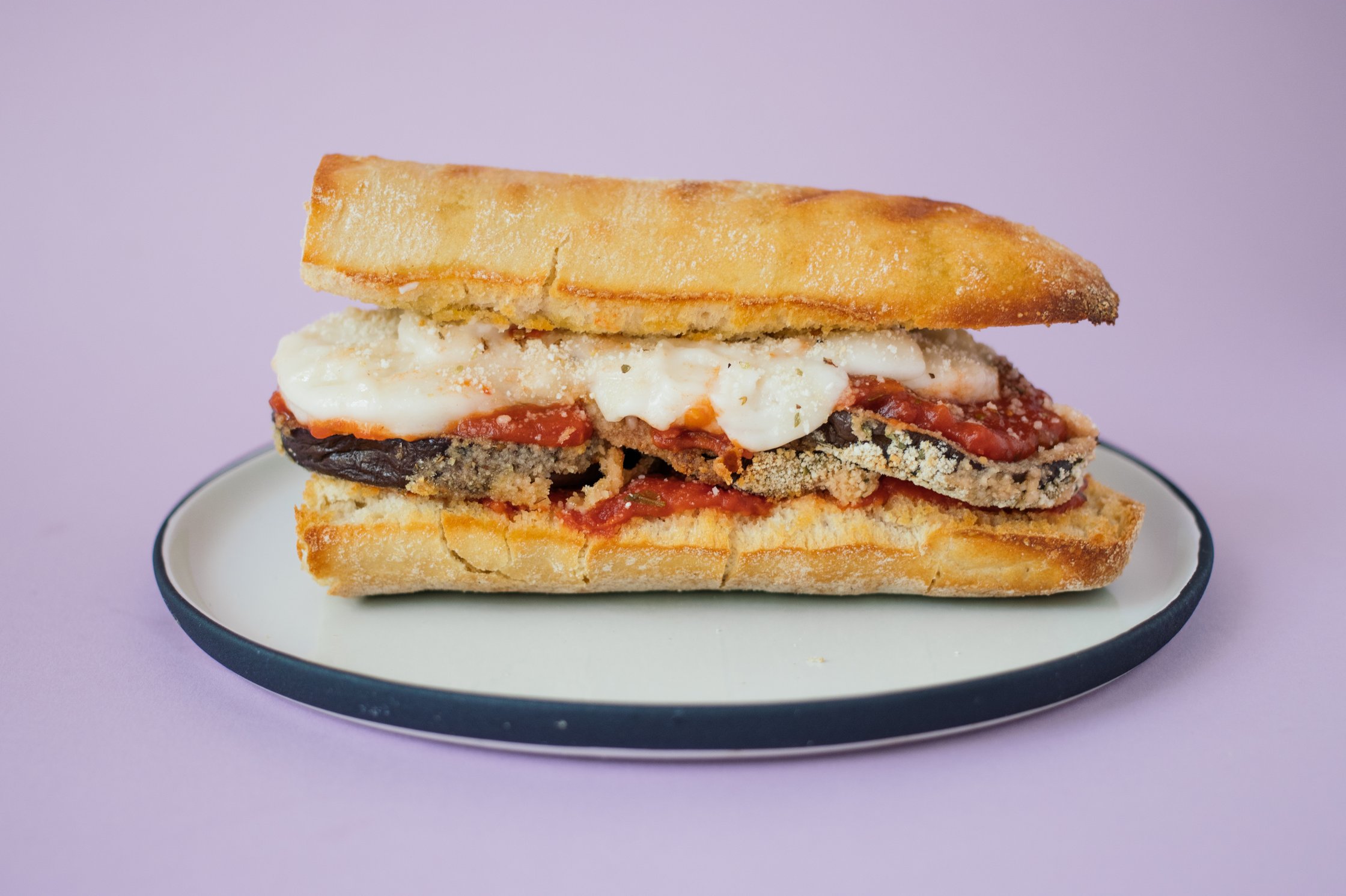 Veganes Eggplant auberginen Parm Sandwich ist fertig zum essen