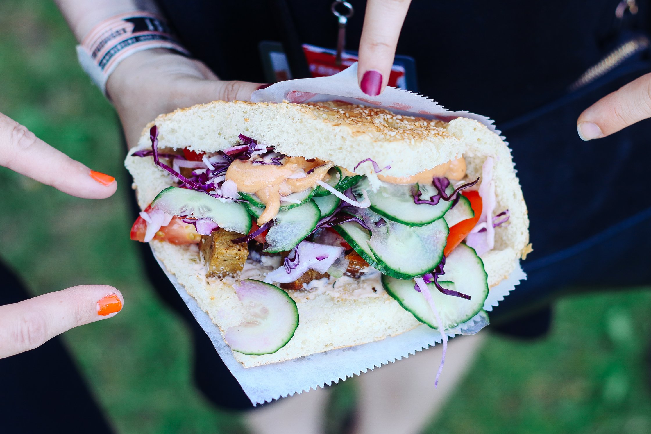 viele Finger zeigen auf einen Döner