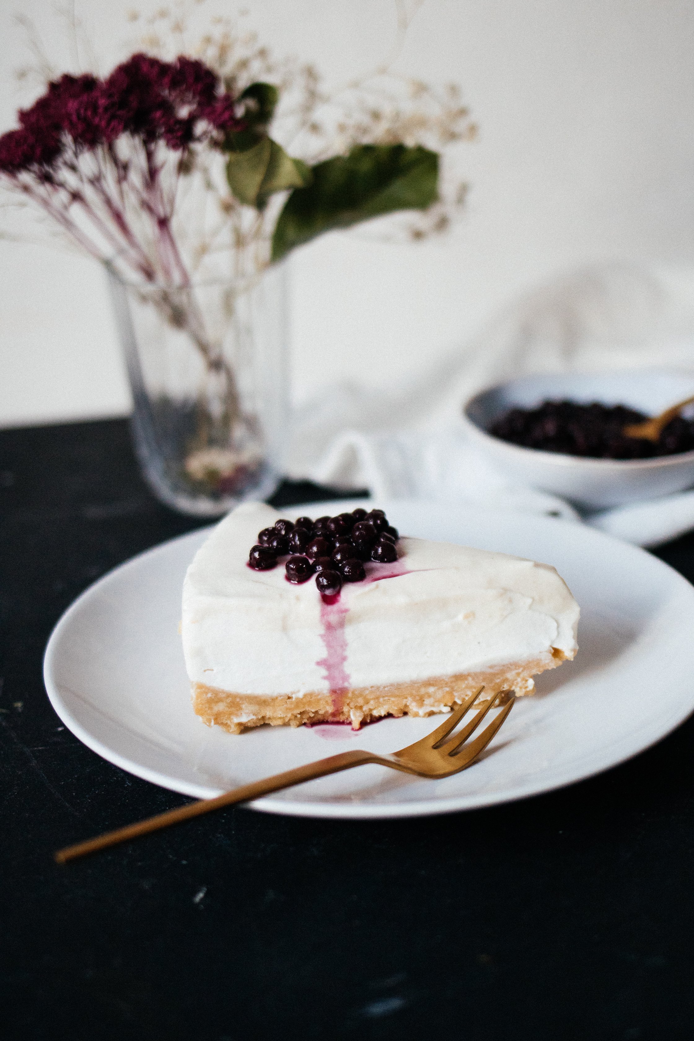 ein Stück veganer New York Cheesecake auf einem weißen Teller