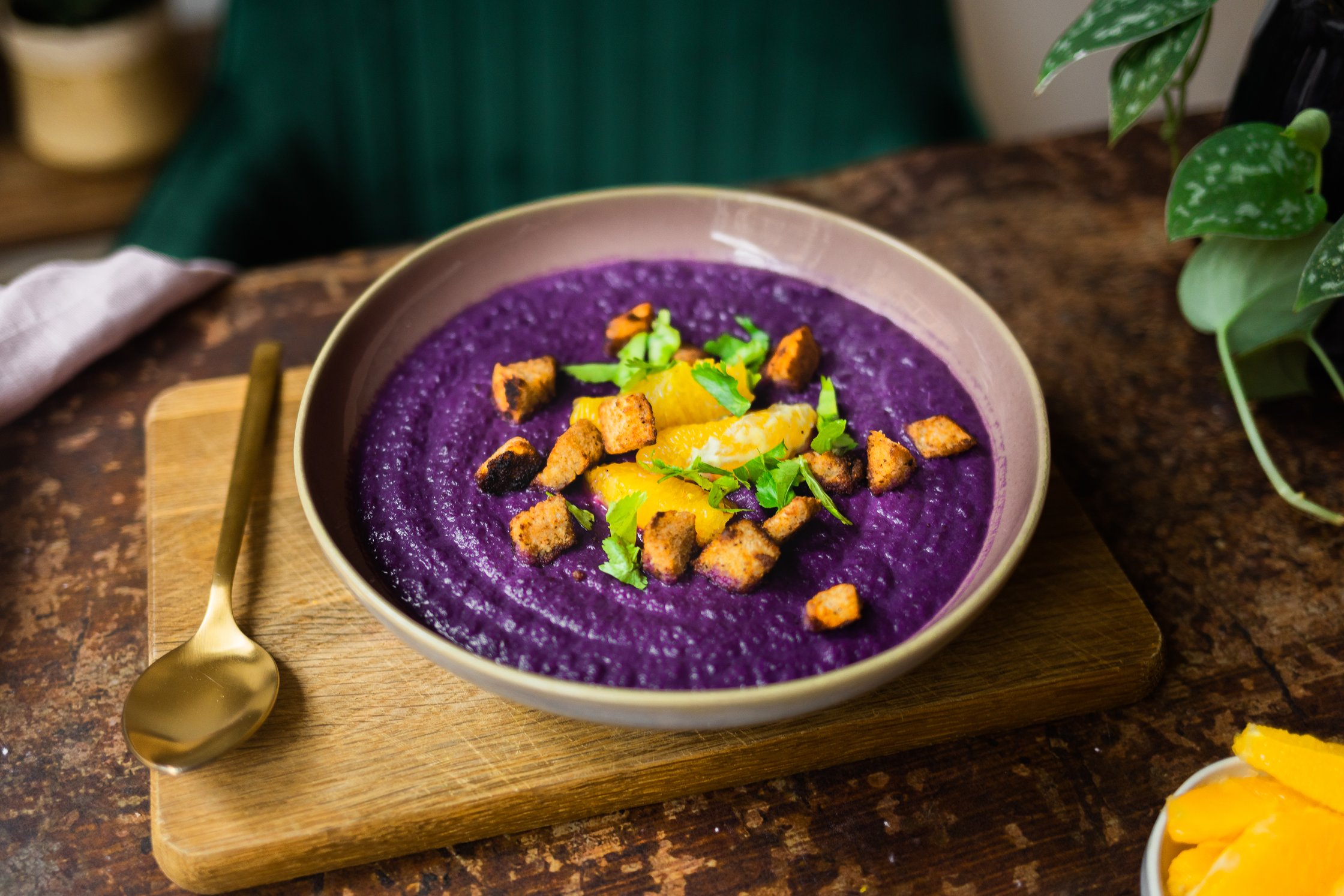 Vegan red cabbage soup with cinnamon croûtons is served.