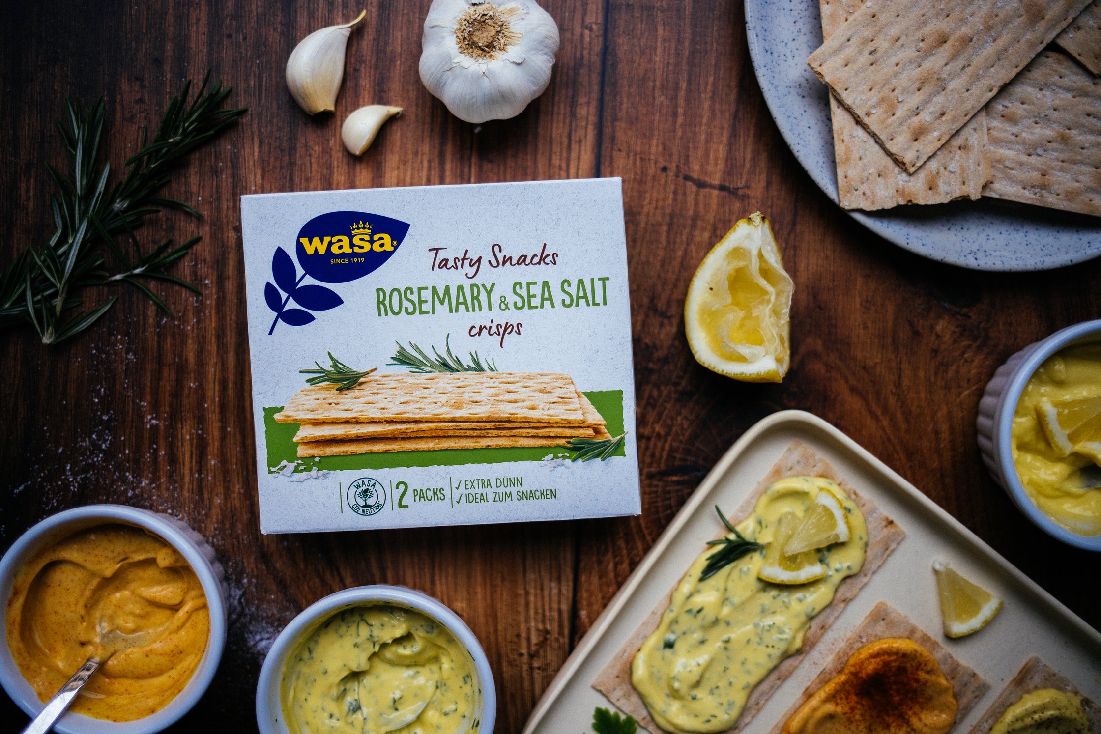 veganes Knäckebrot von WASA serviert mit veganer Aioli