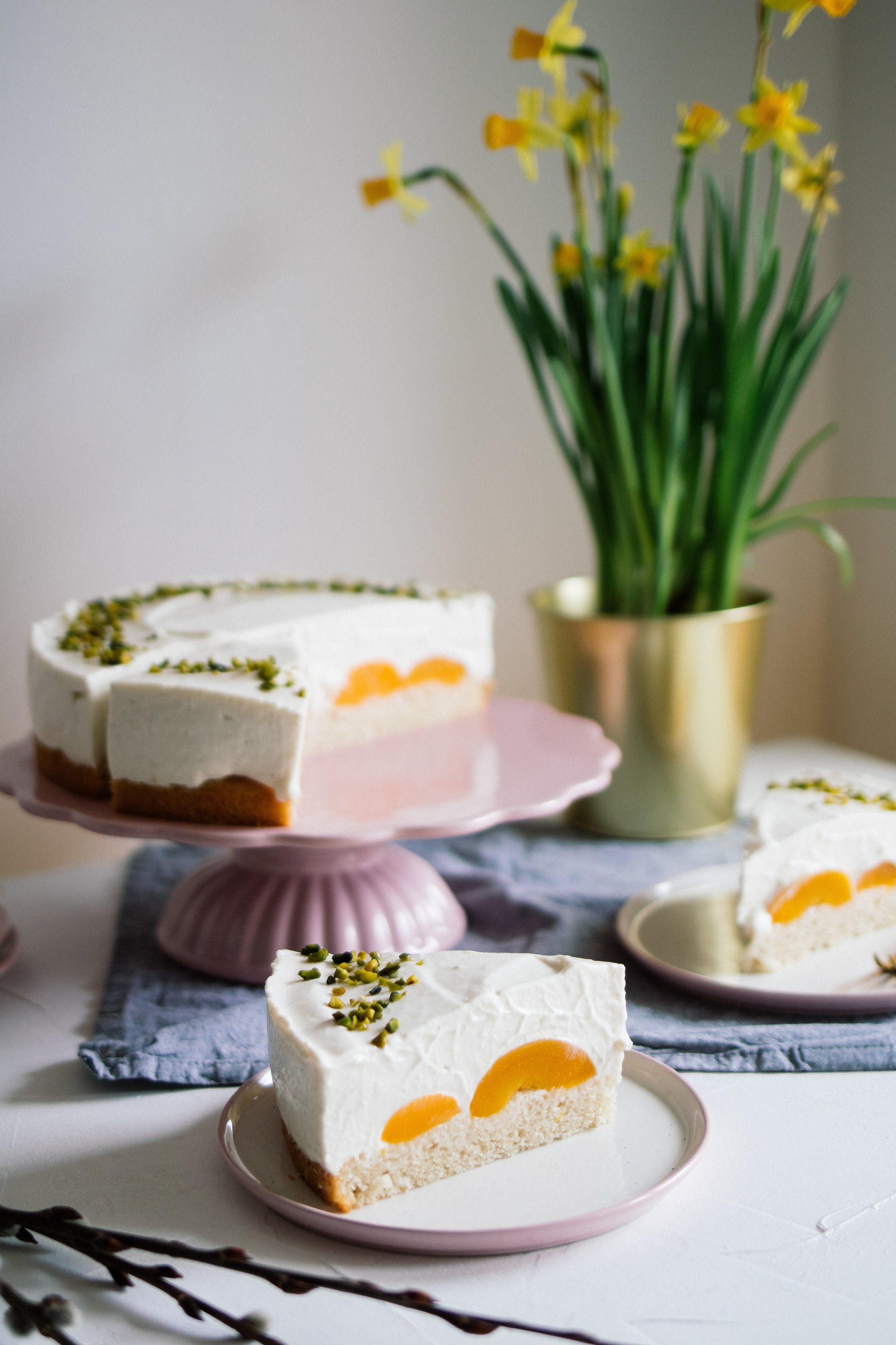 vegane Pfirsich-Torte auf Biskuitteig