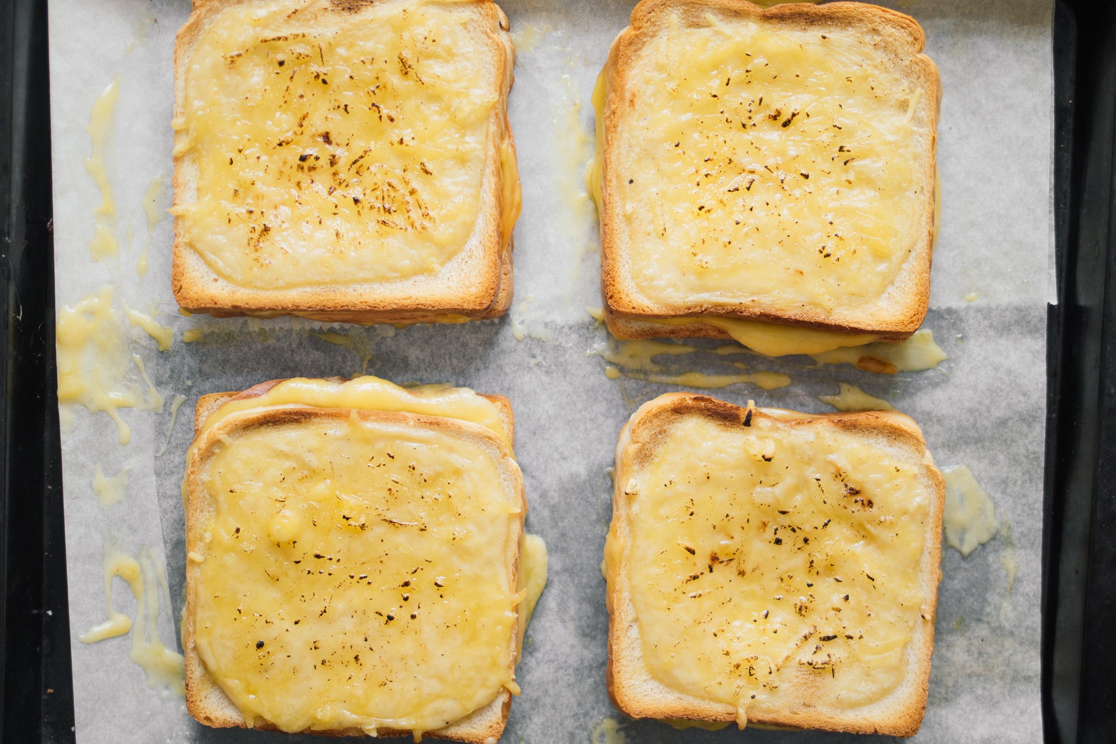 veganes croque monsieur nach dem überbacken auf dem backblech