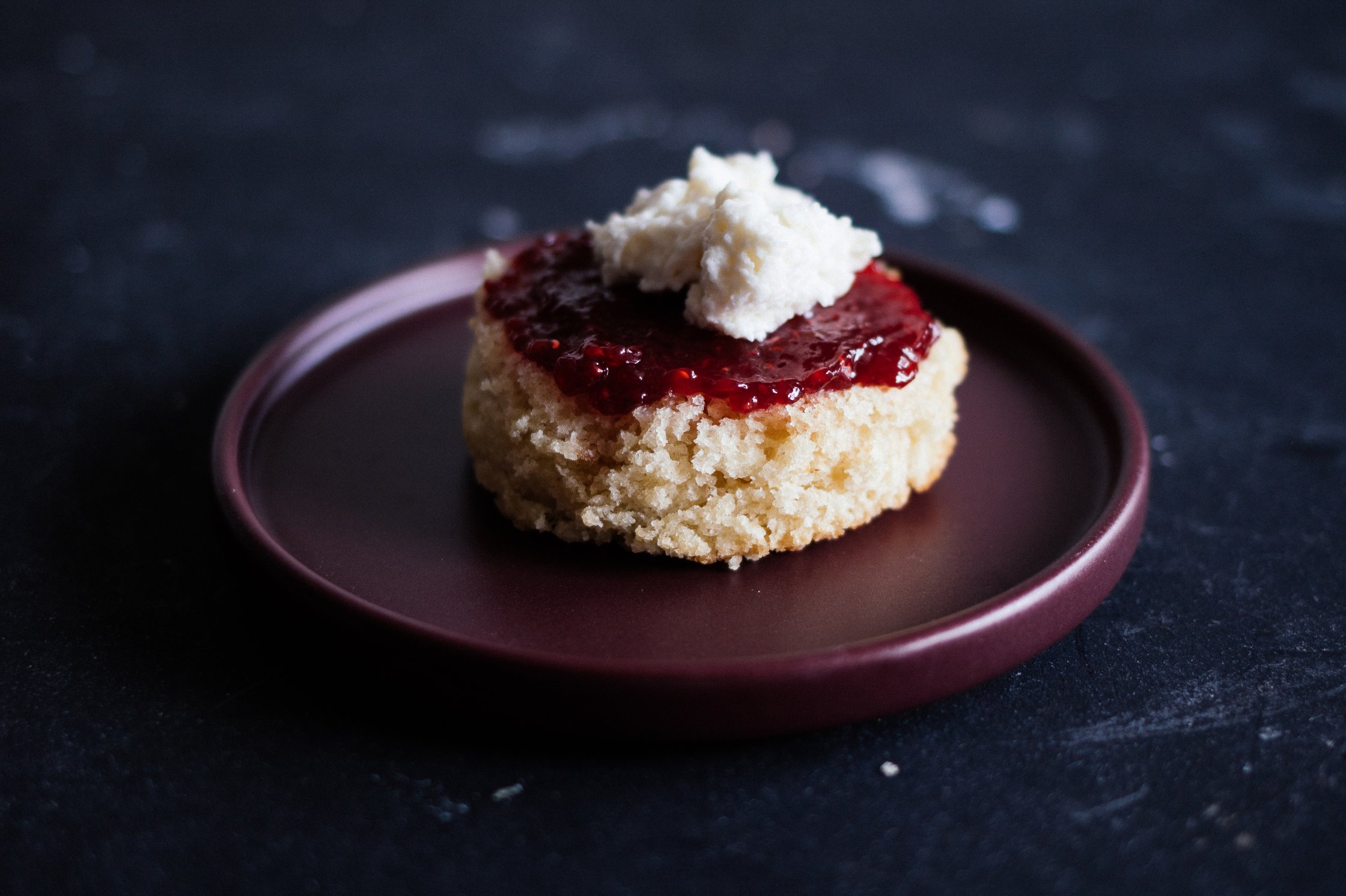 Biskuitteig mit Himbeermarmelade und Sahne