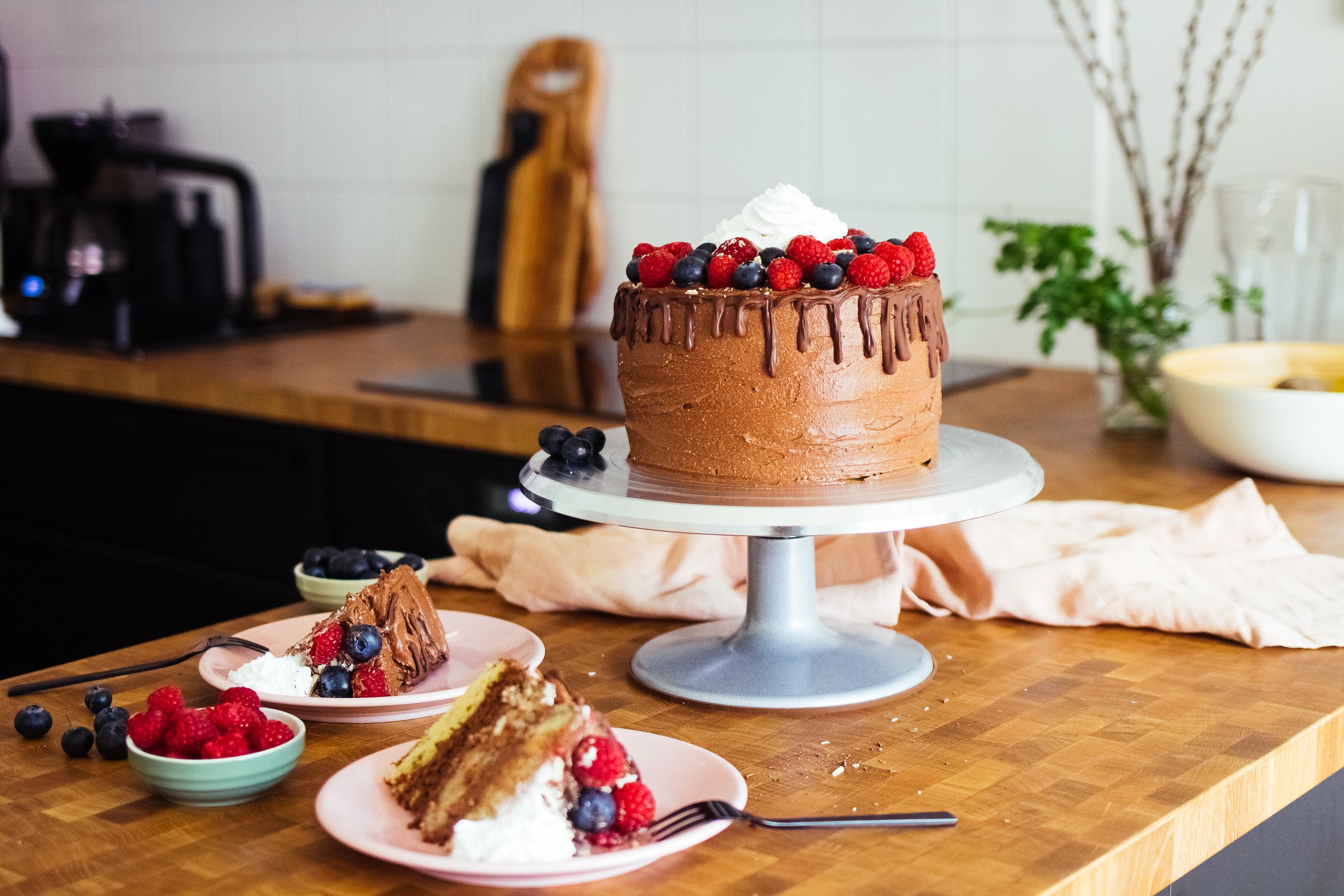 vegane Schokoladentorte mit Beeren und Sahne