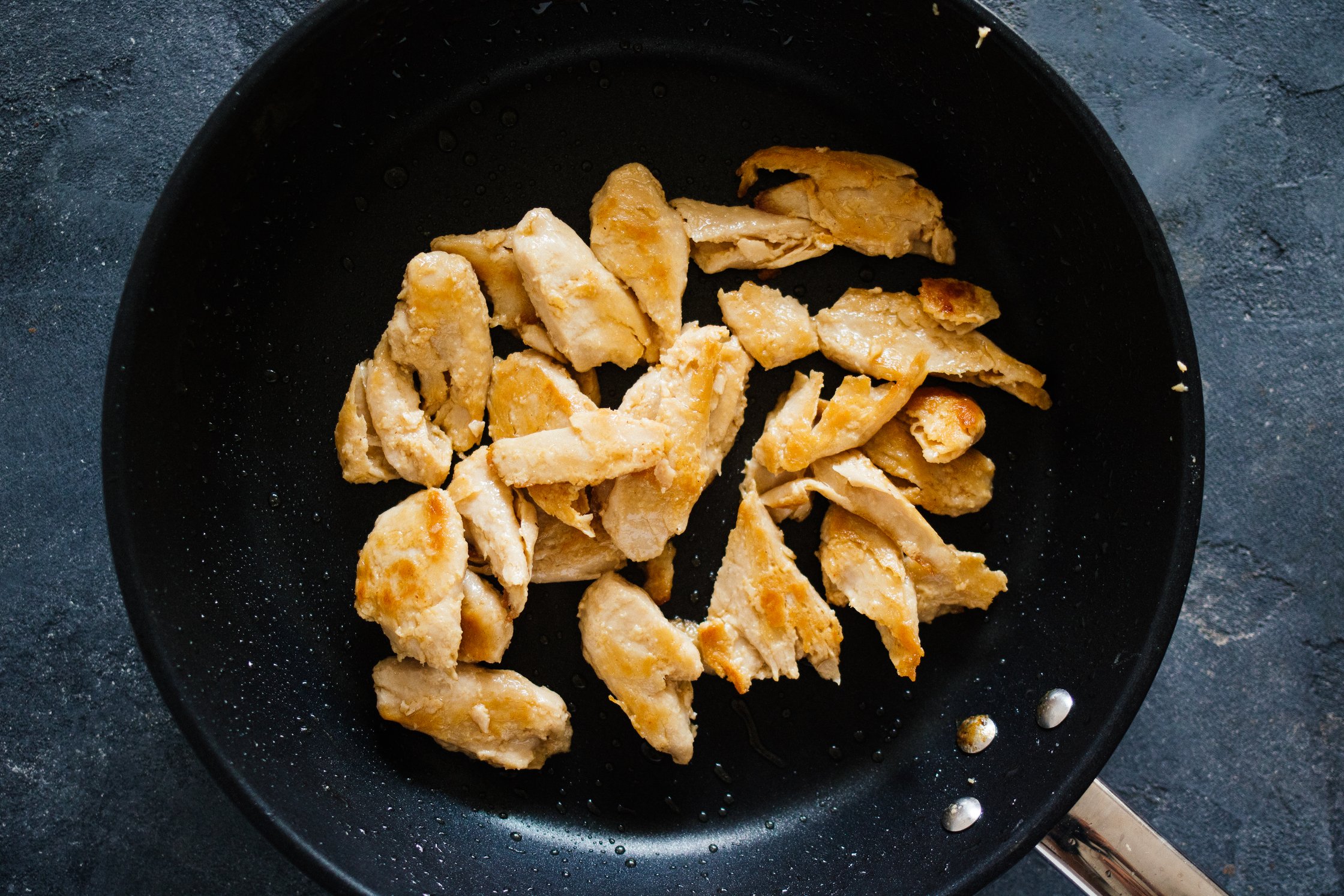 veganes Hühnchen wir in einer Schüssel angebraten