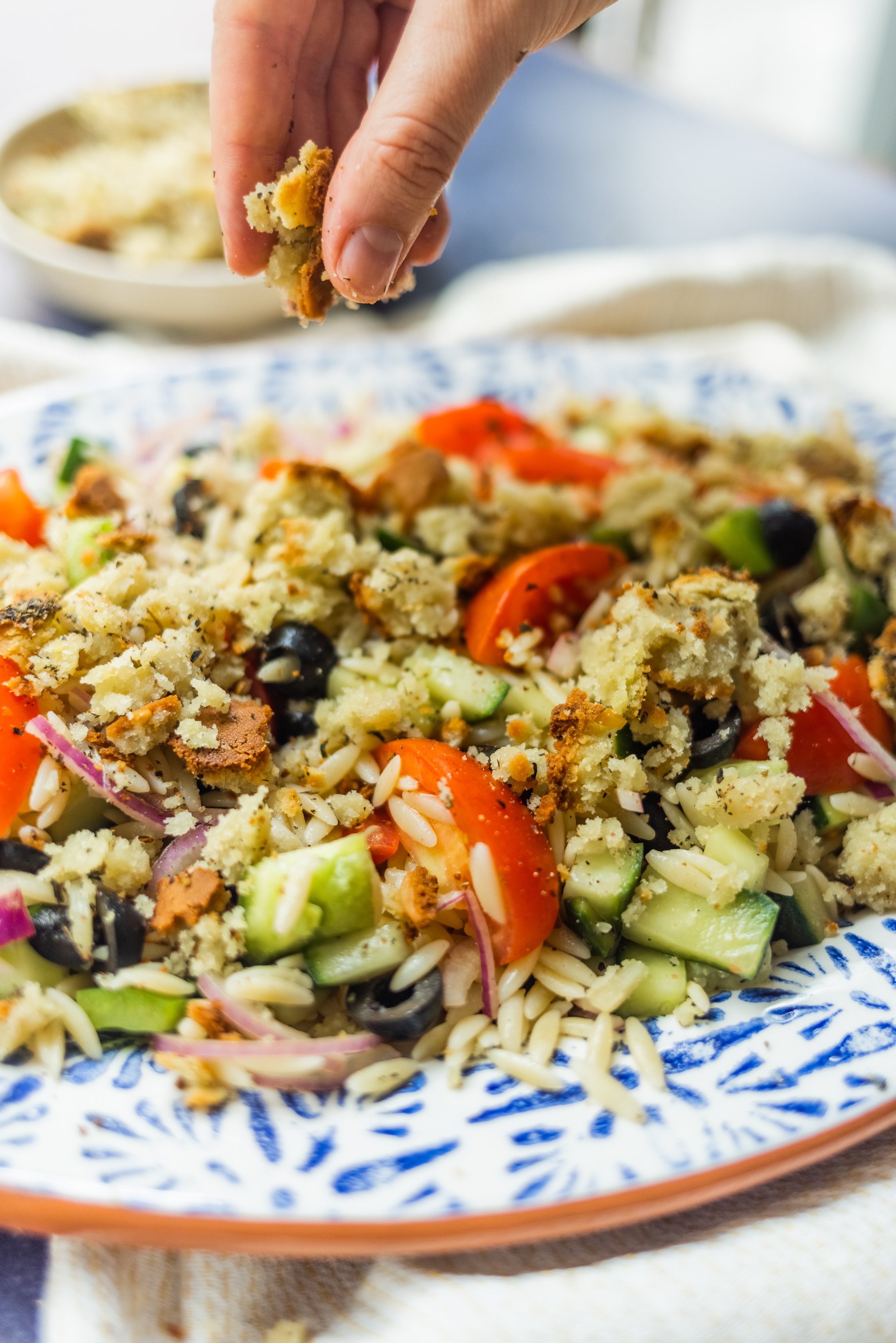 Veganer griechischer Salat mit vielen frischen Zutaten