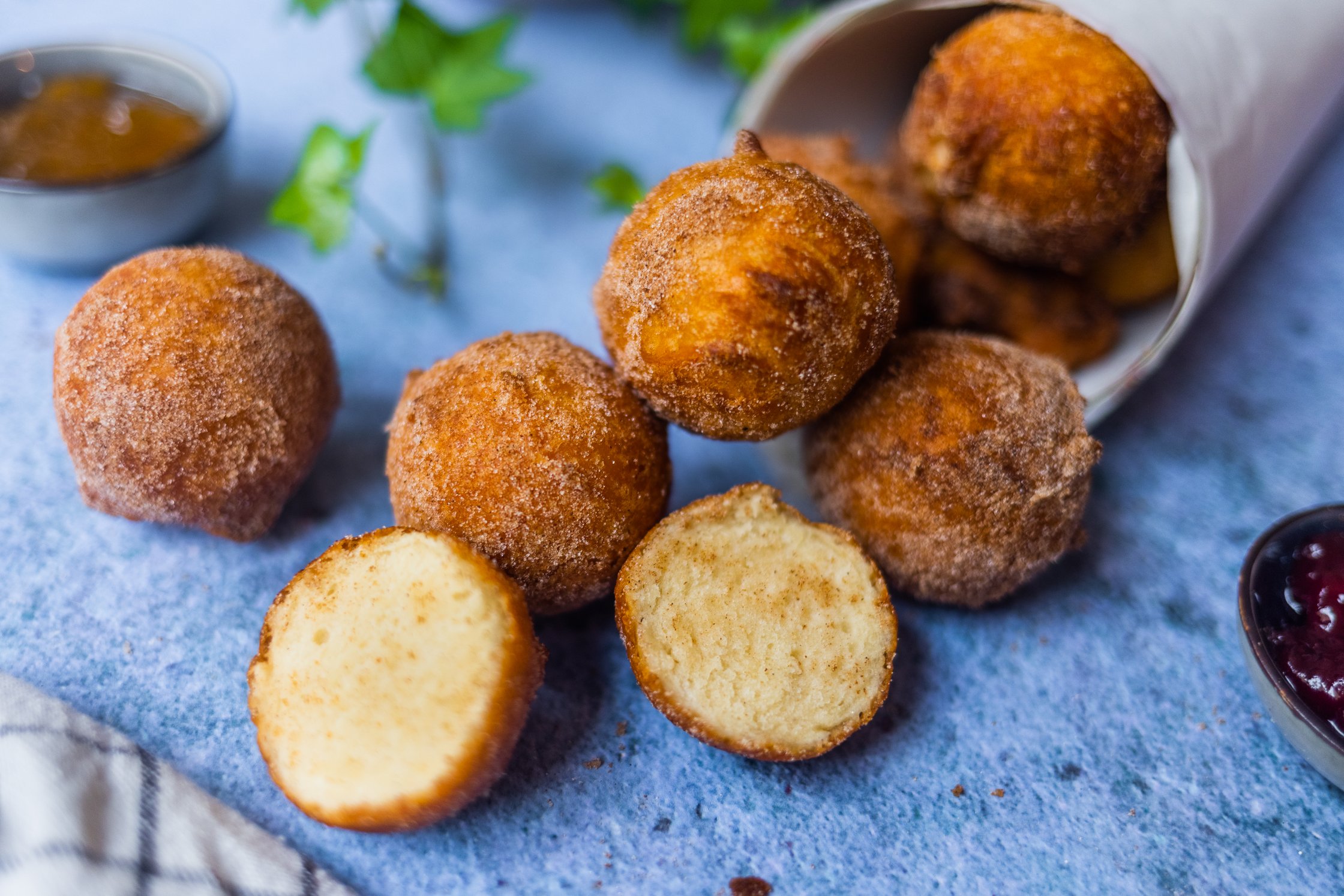 Fertige, frittierte vegane Quarkbällchen in einer Schüssel vor einem dunklen Hintergrund.