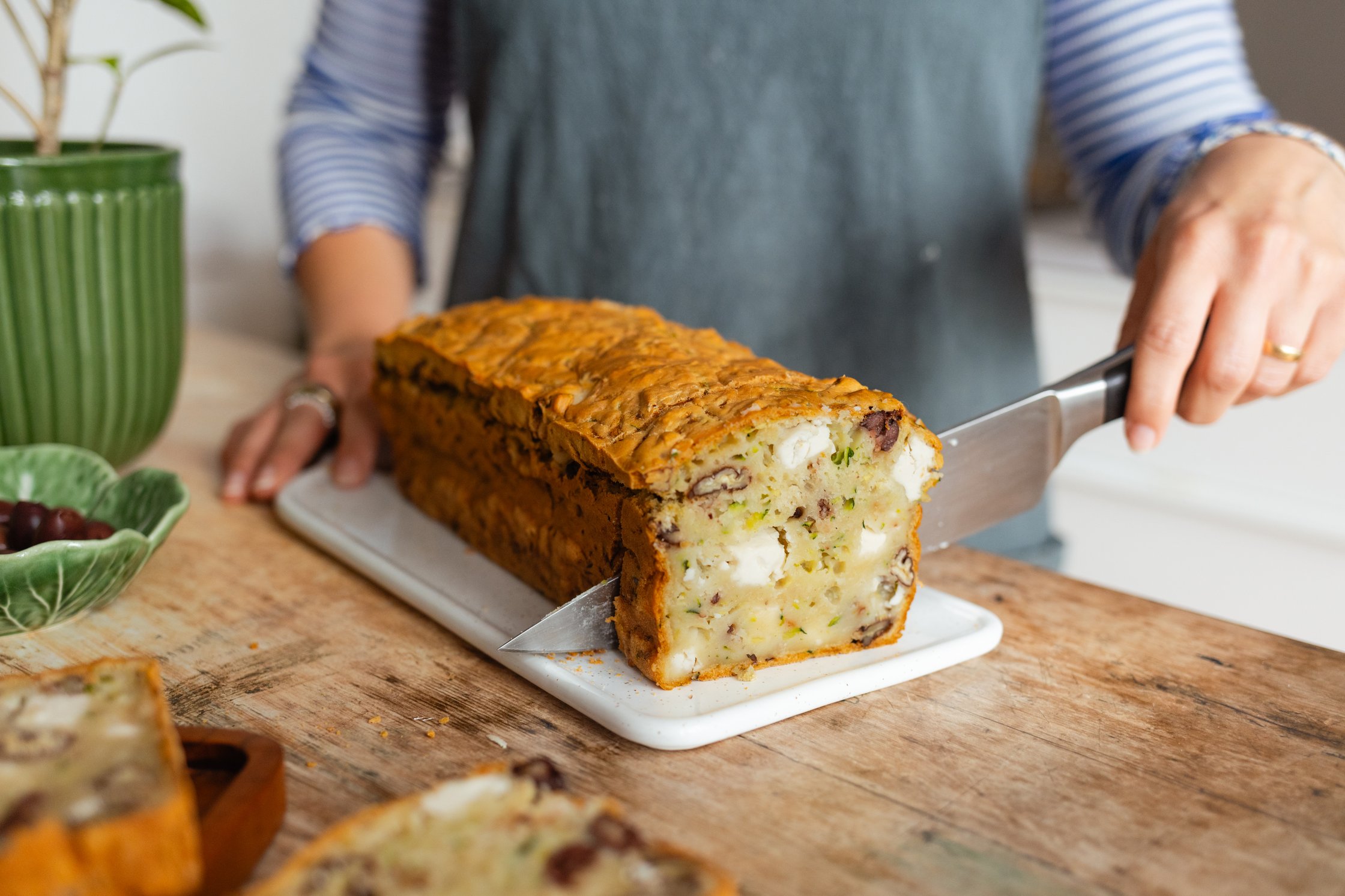 Zucchinibrot wird in Scheiben geschnitten